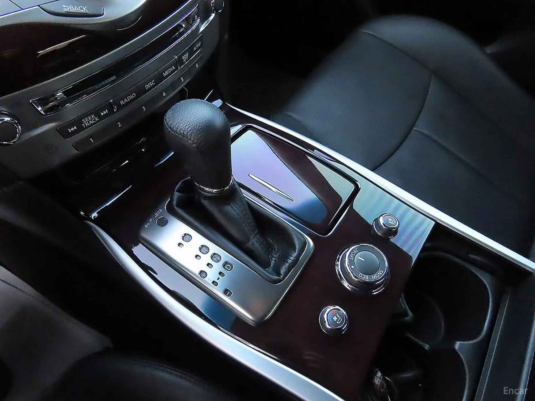 Infiniti Q70 превью 10