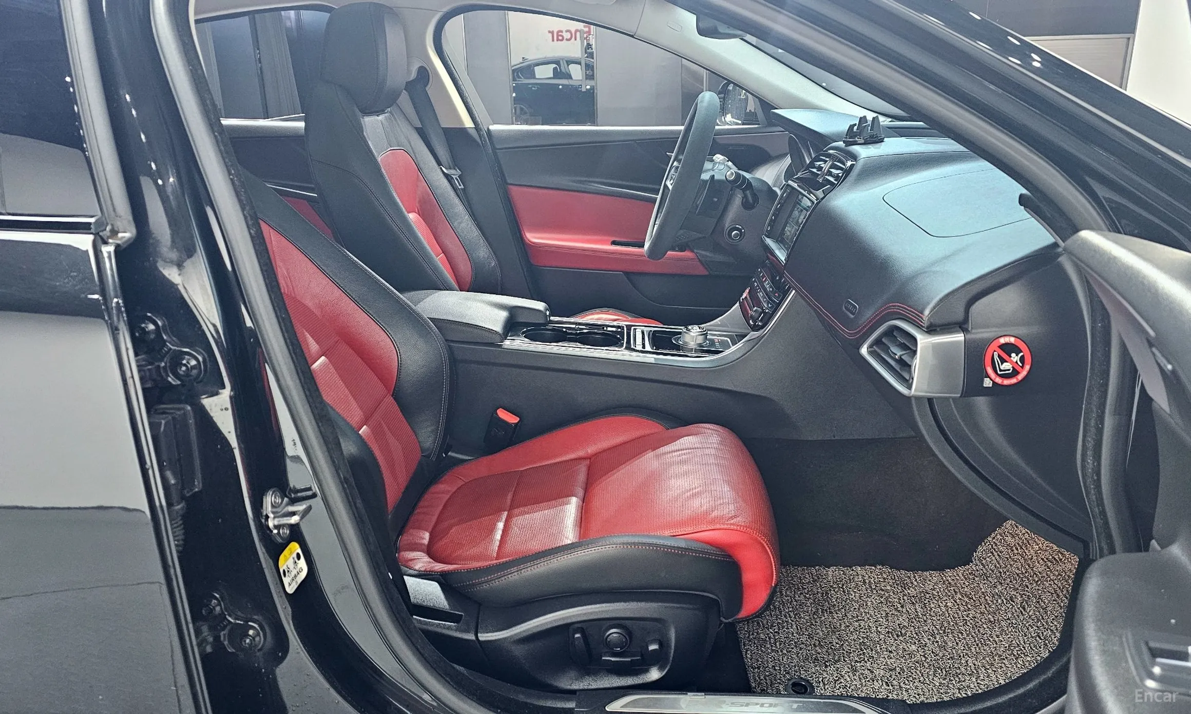 Jaguar XE превью 10