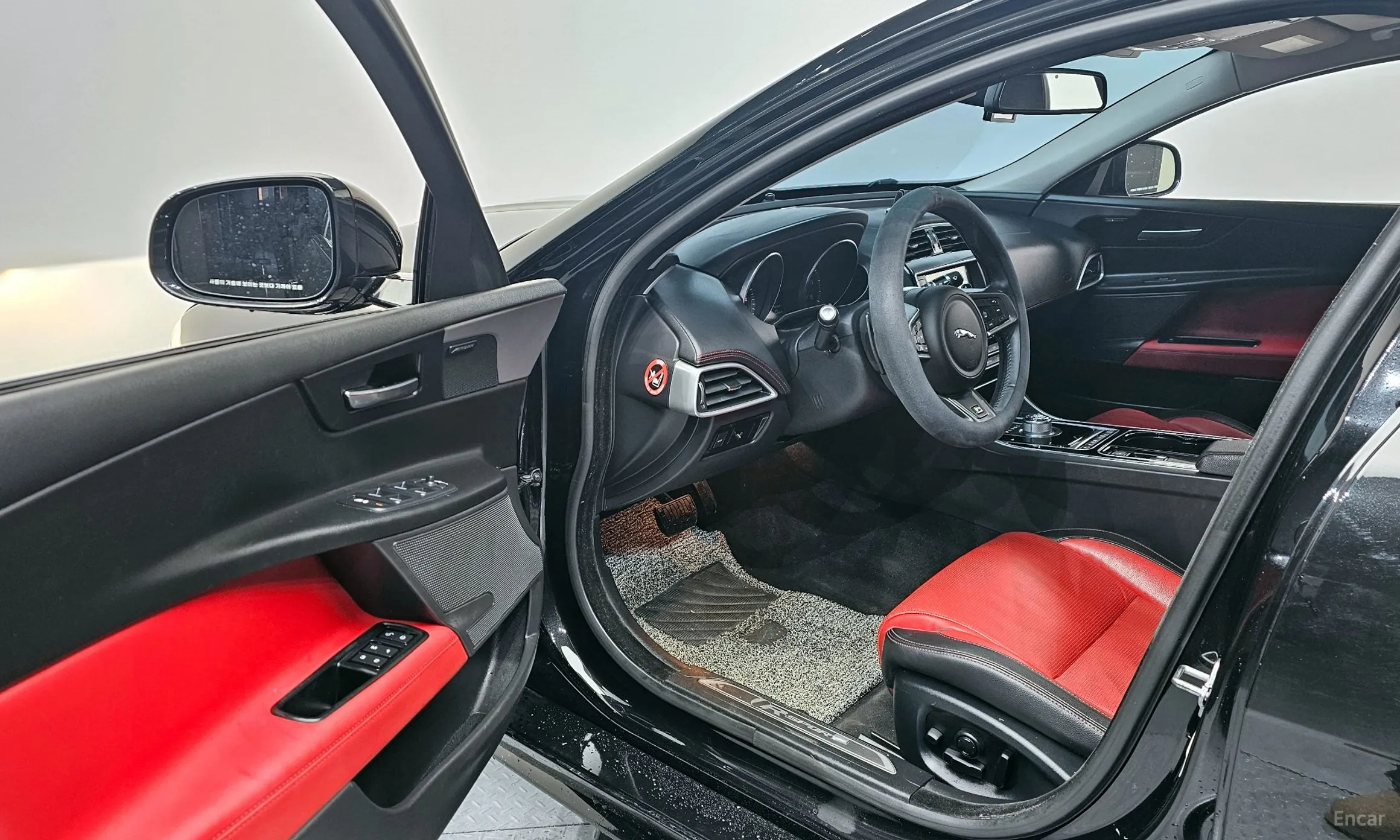 Jaguar XE превью 11