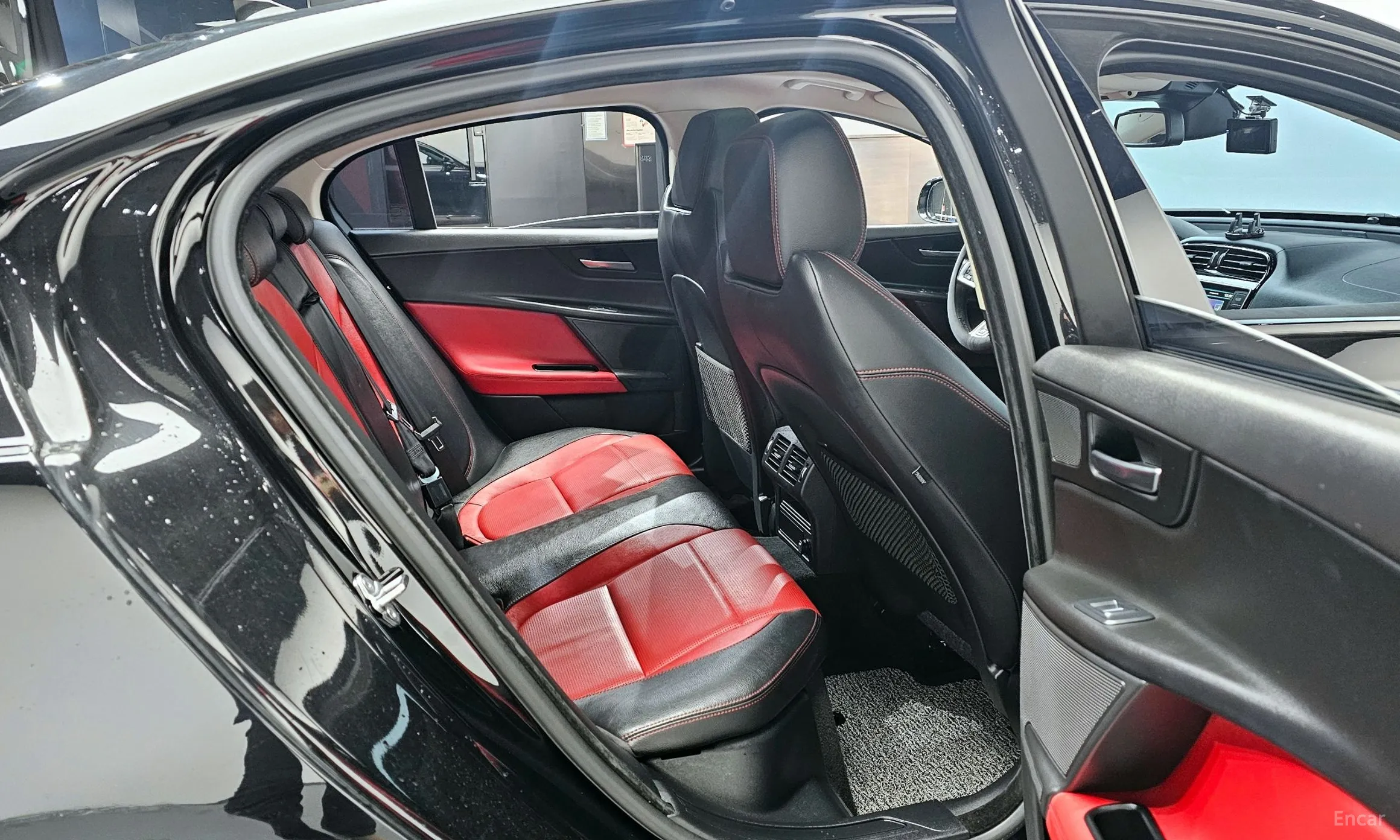 Jaguar XE превью 12