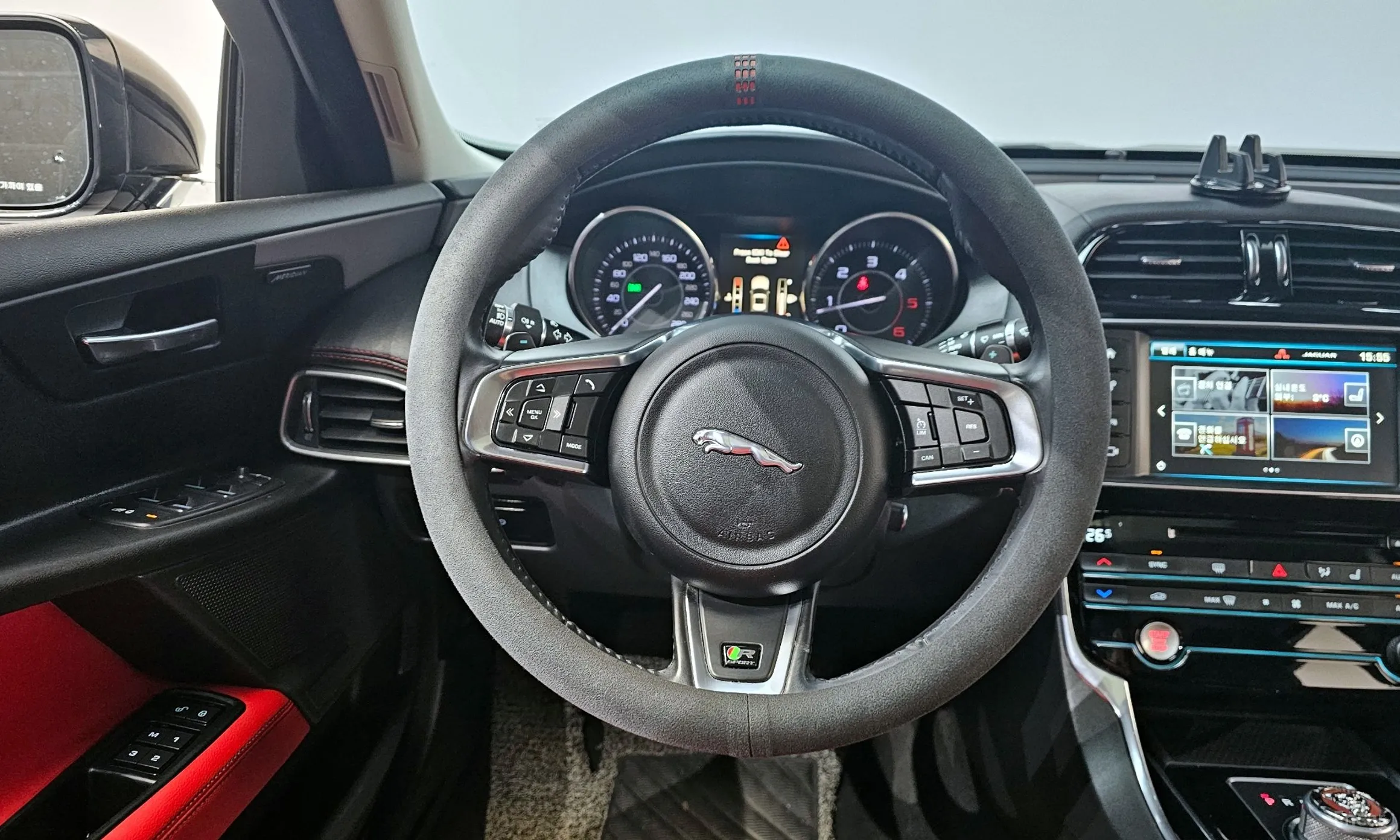 Jaguar XE превью 13
