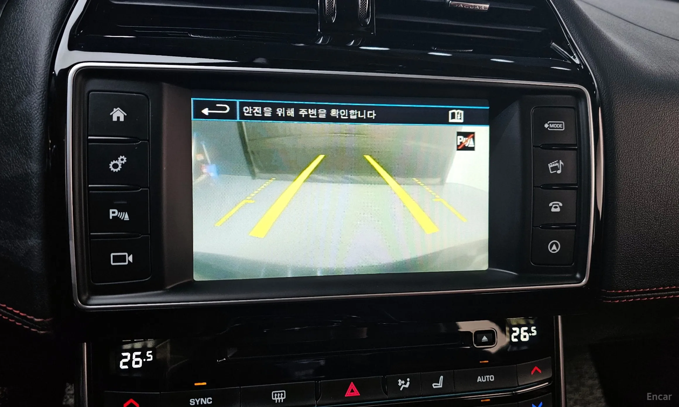 Jaguar XE превью 15