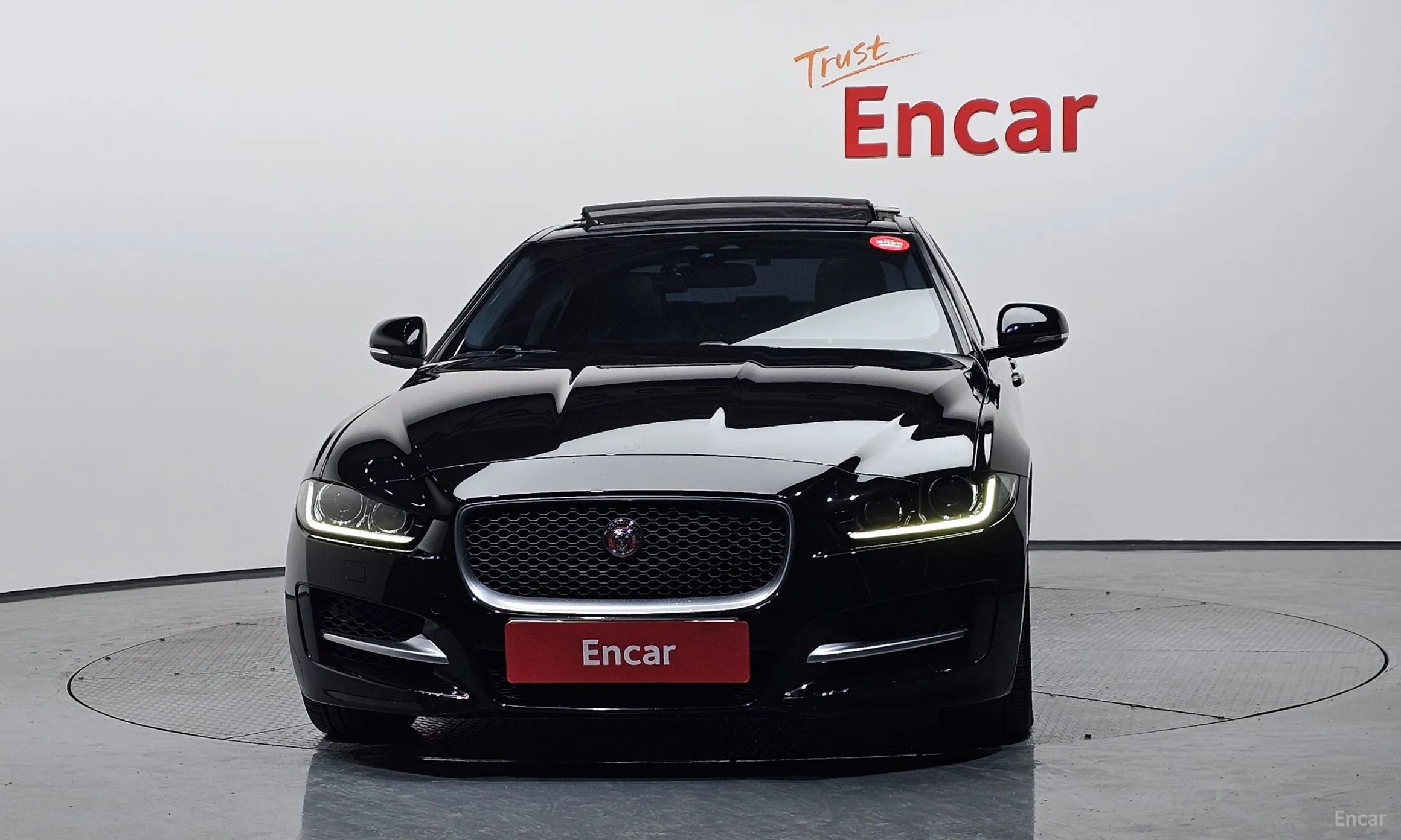 Jaguar XE превью 3