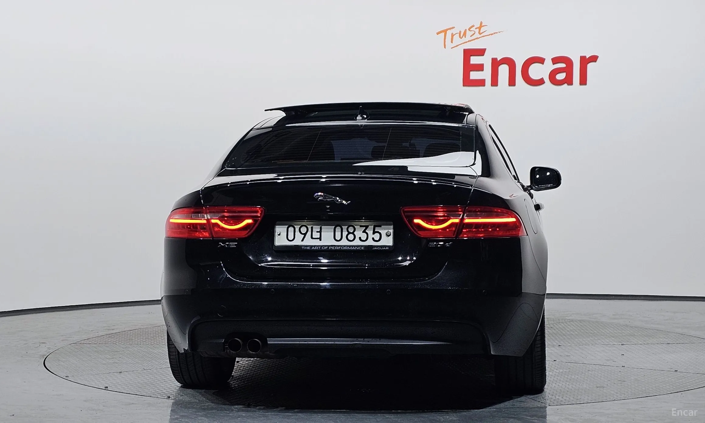 Jaguar XE превью 4
