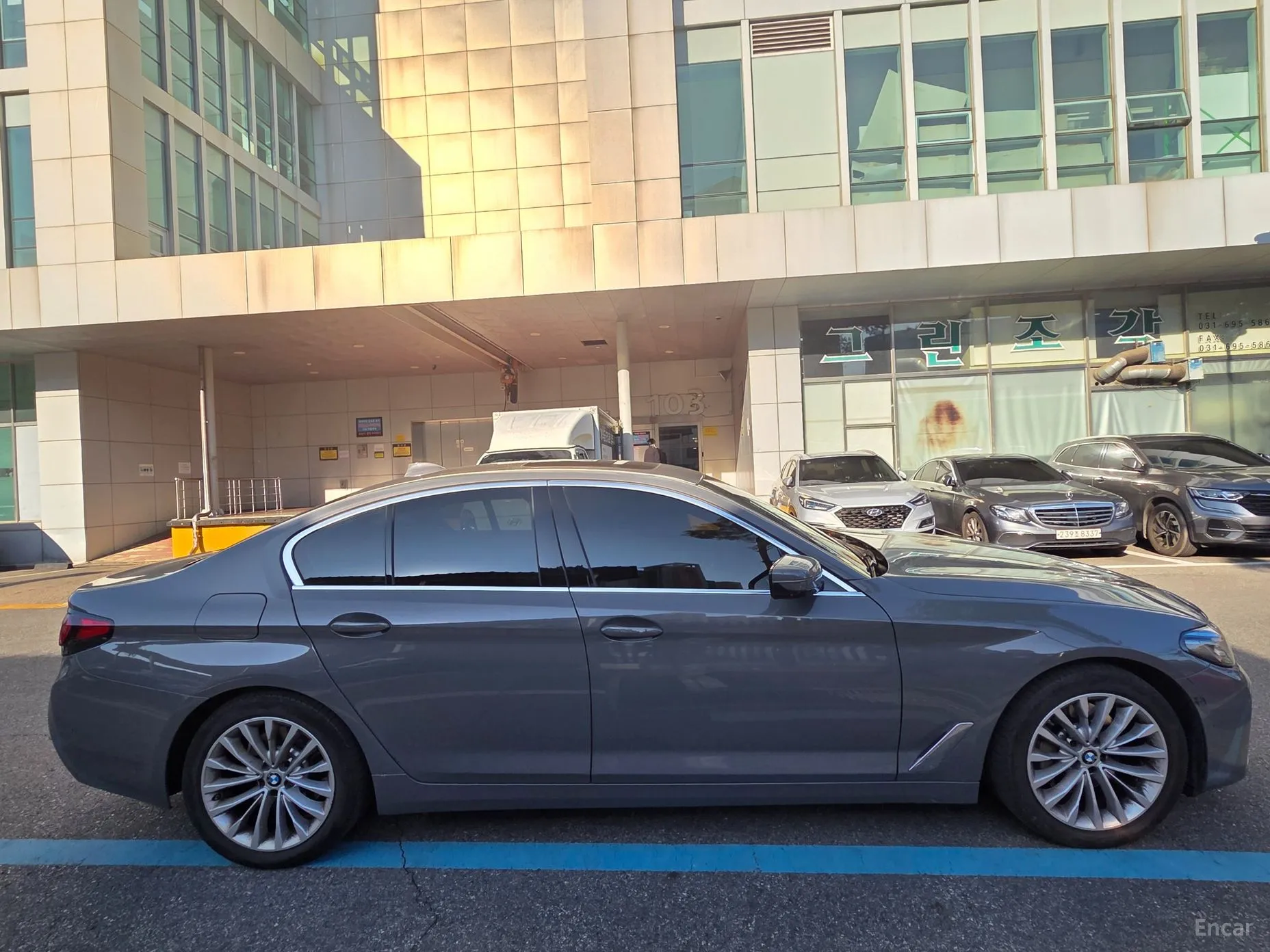 BMW 5 Series (G30) превью 8