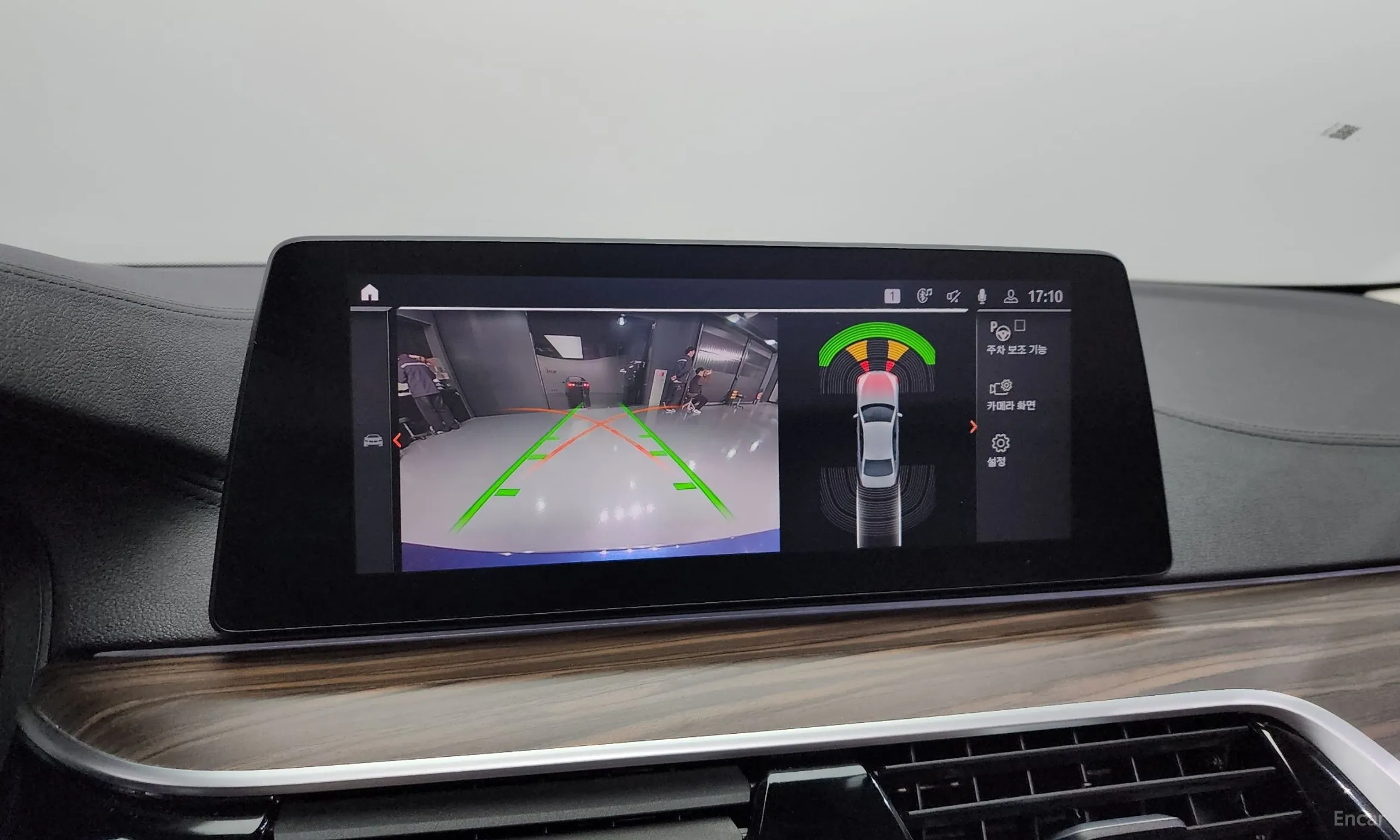 BMW 5 Series (G30) превью 15