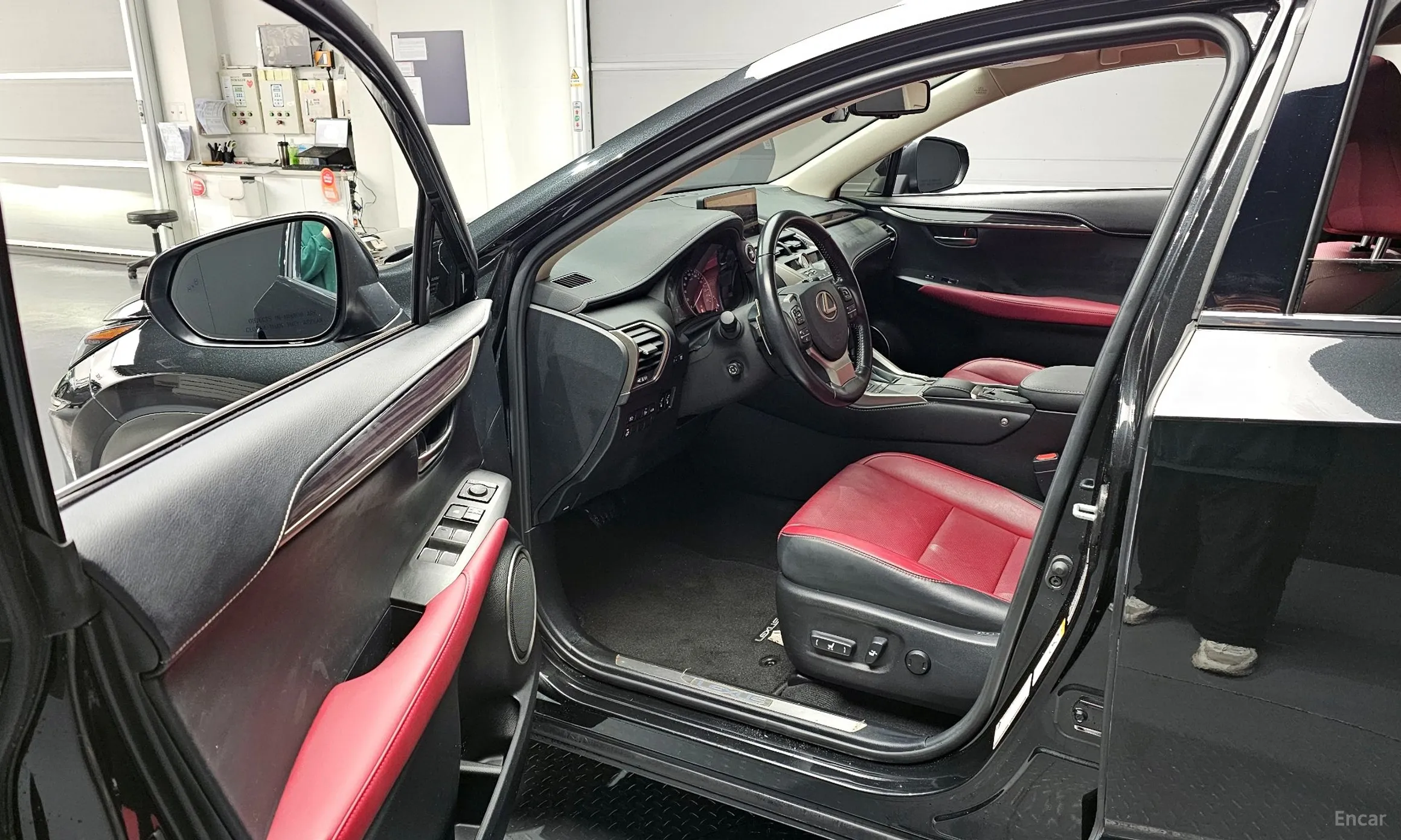 Lexus NX300h превью 10