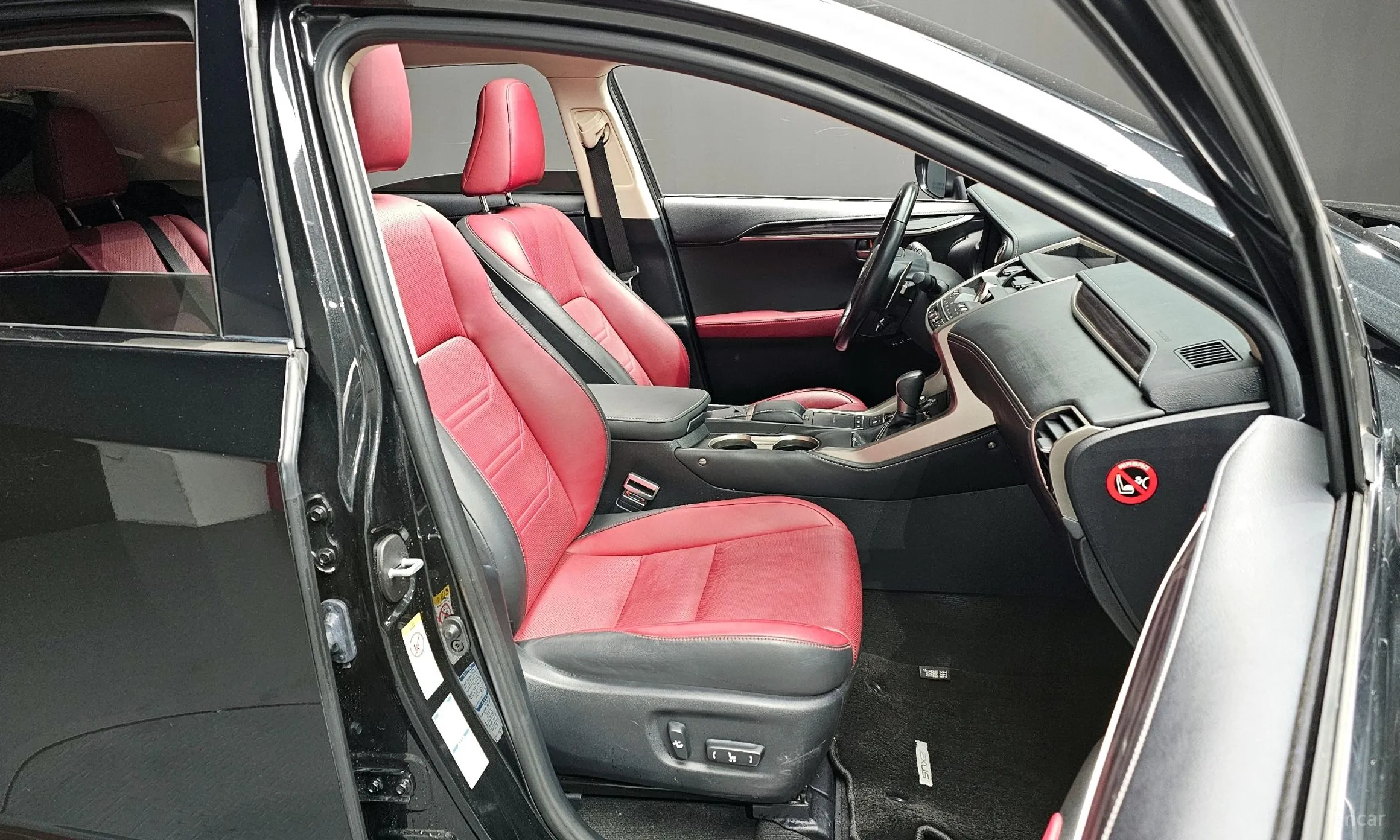 Lexus NX300h превью 12