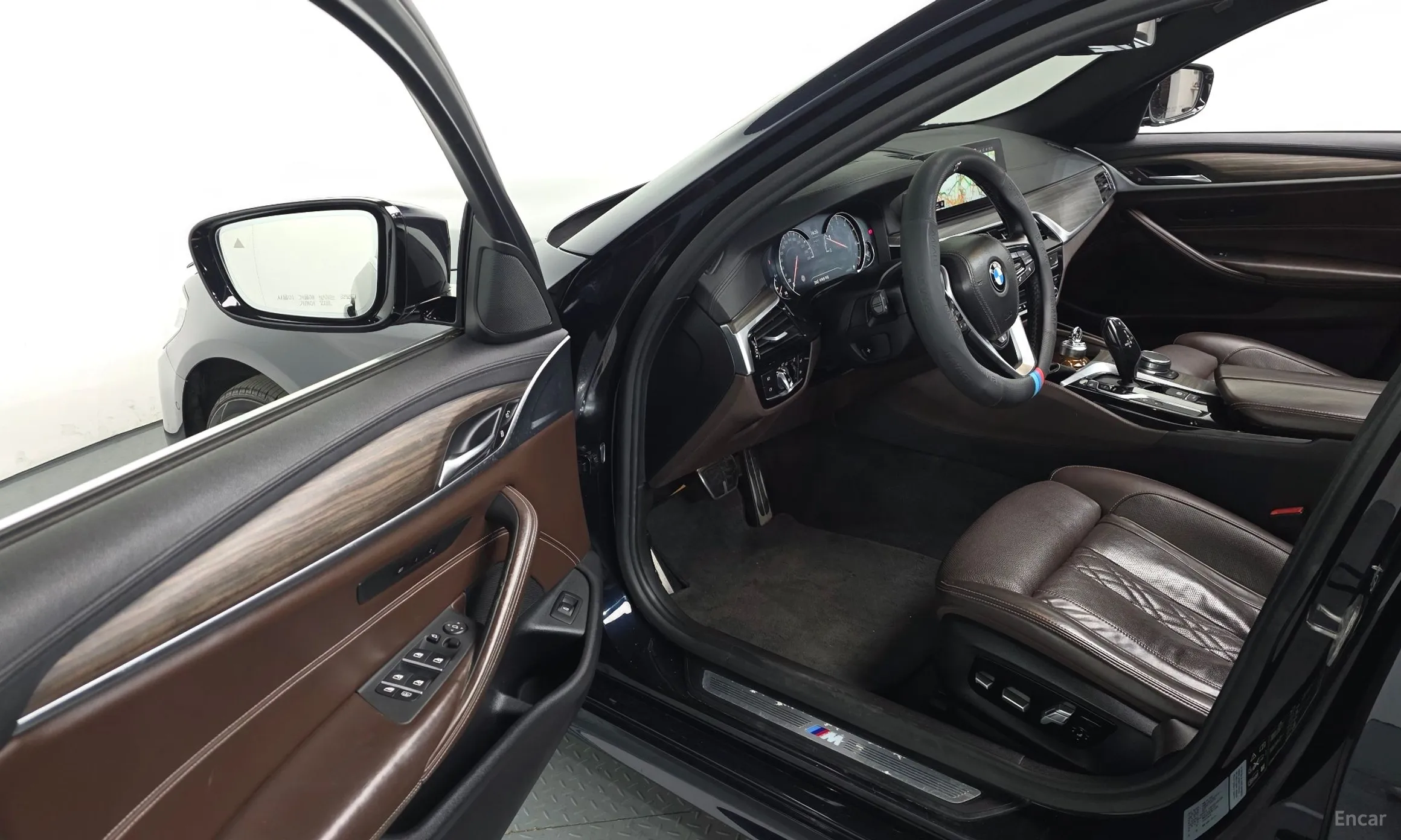 BMW 5 Series (G30) превью 12
