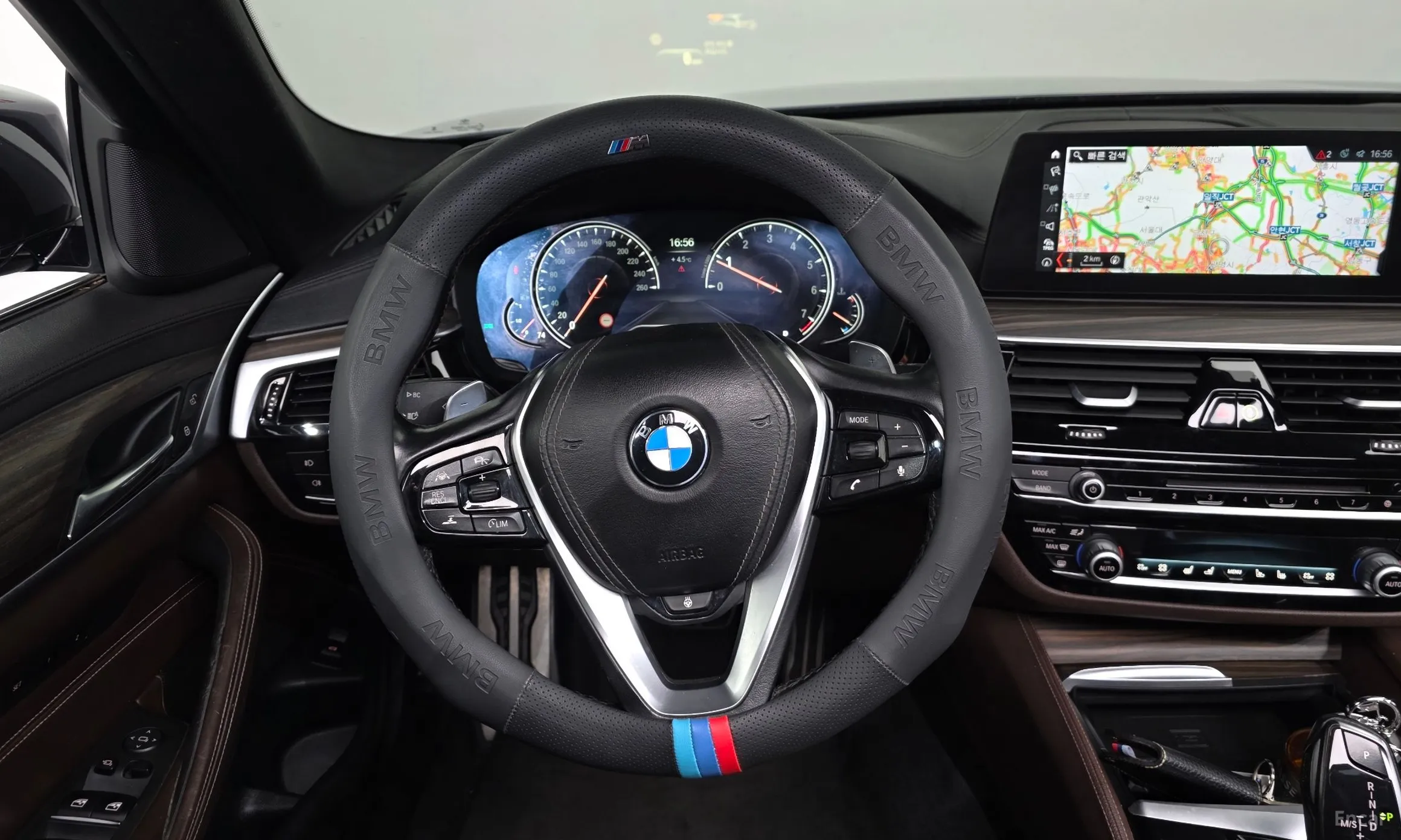 BMW 5 Series (G30) превью 13