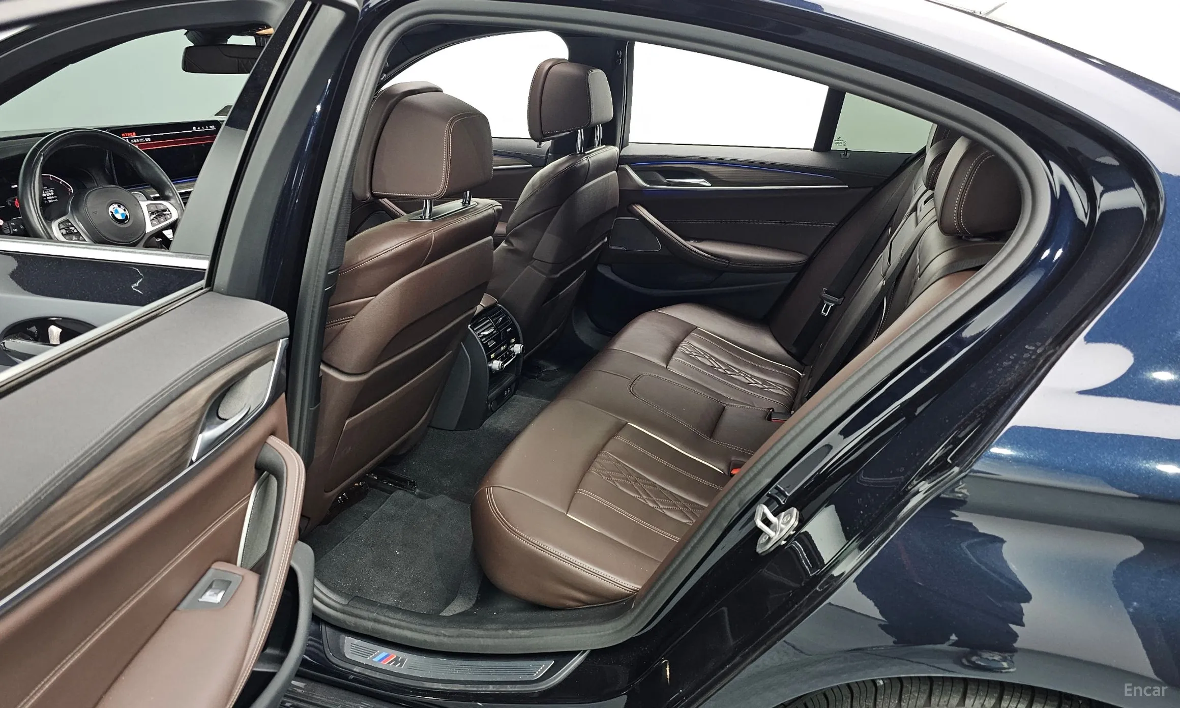 BMW 5 Series (G30) превью 12