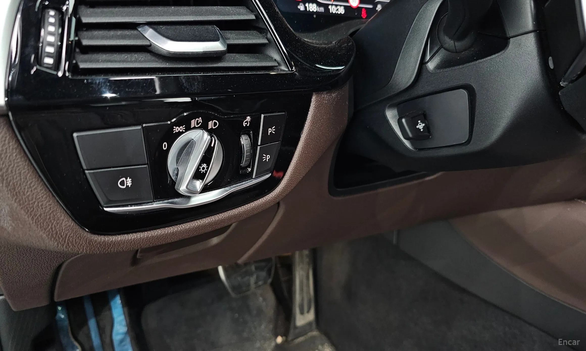 BMW 5 Series (G30) превью 19