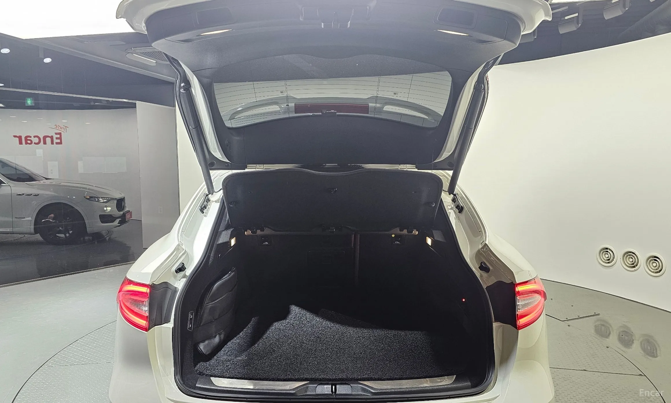 Maserati Levante превью 20