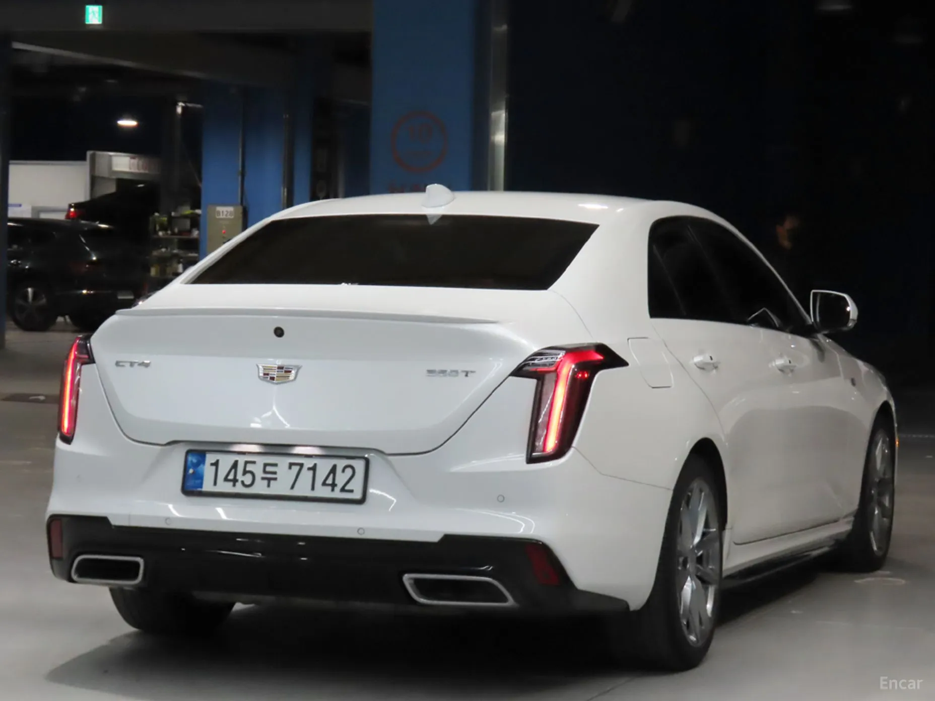 Cadillac CT4 превью 4
