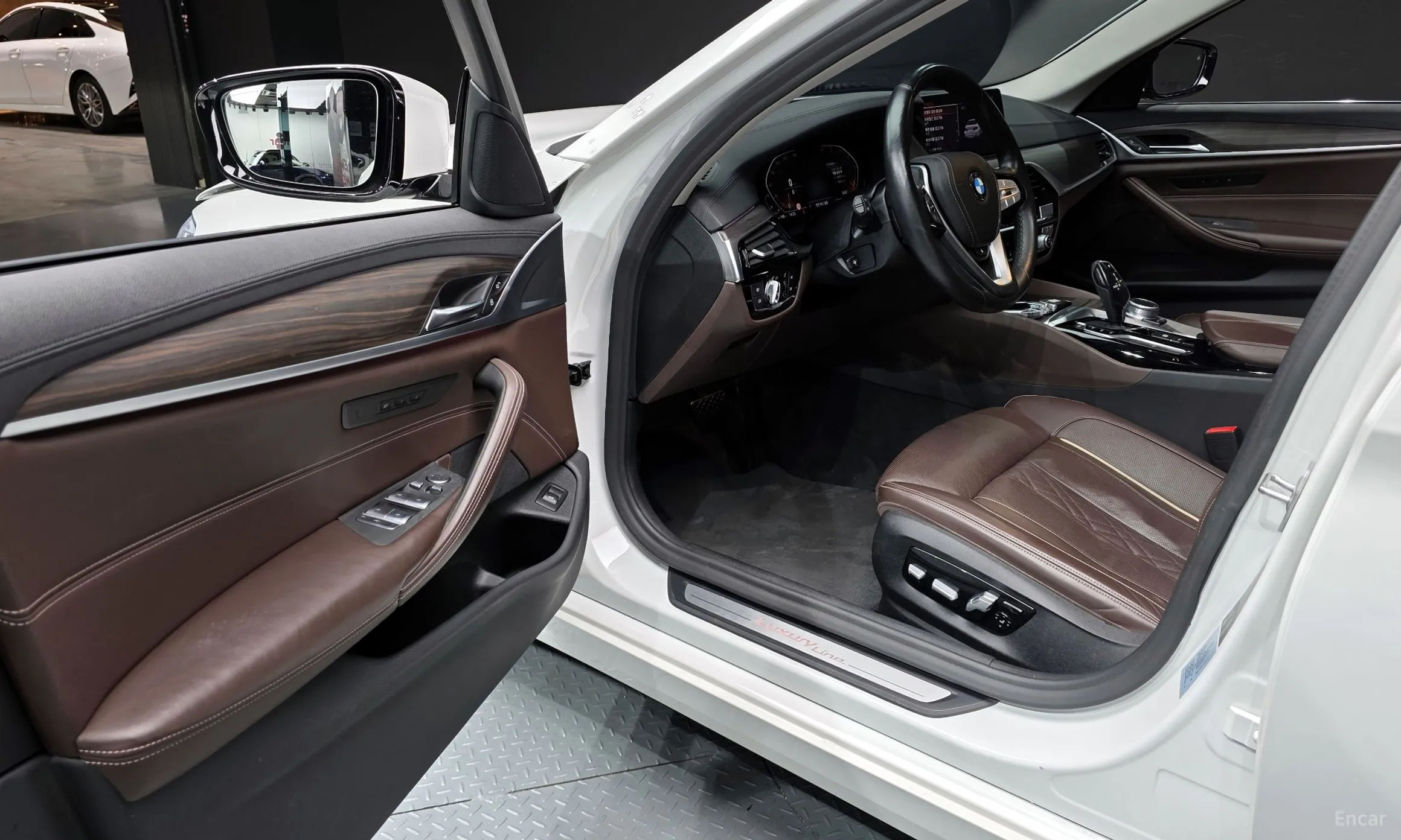 BMW 5 Series (G30) превью 11