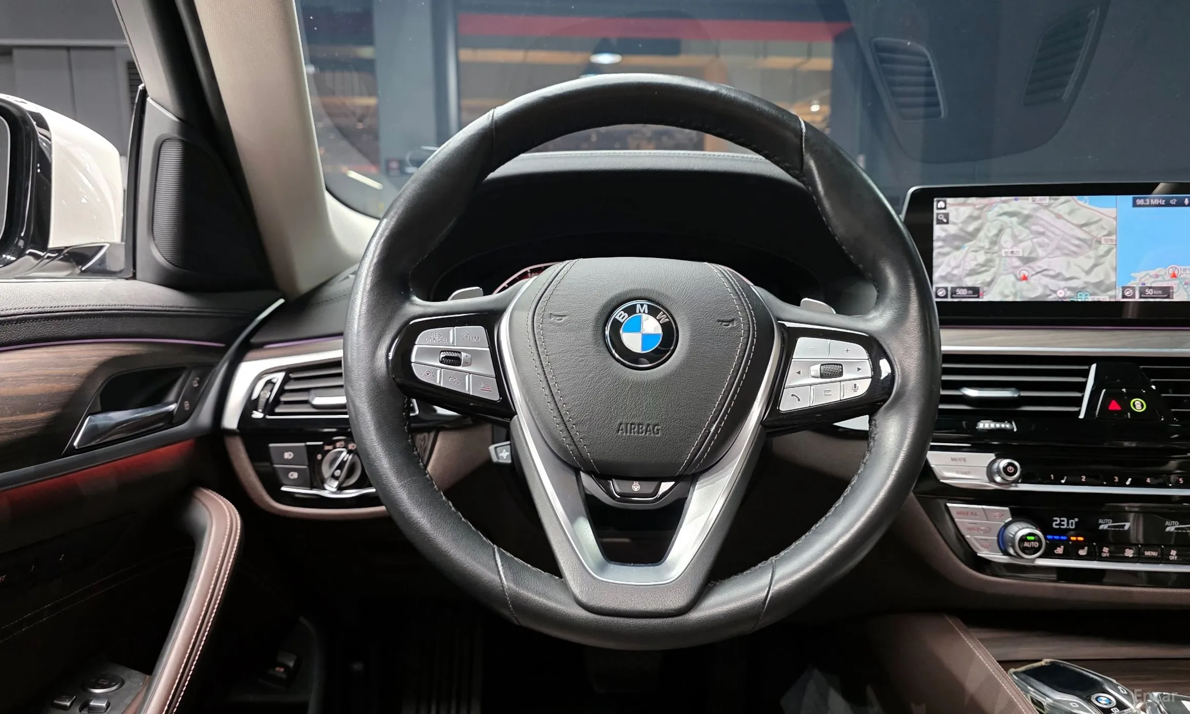 BMW 5 Series (G30) превью 13