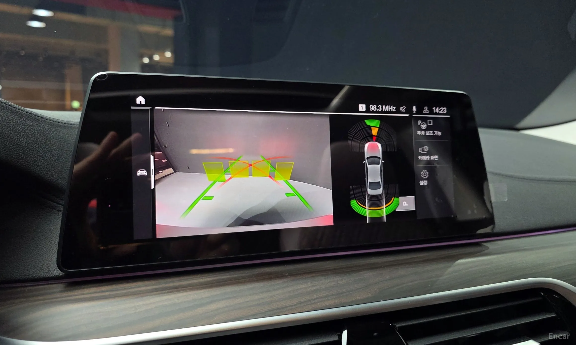 BMW 5 Series (G30) превью 15