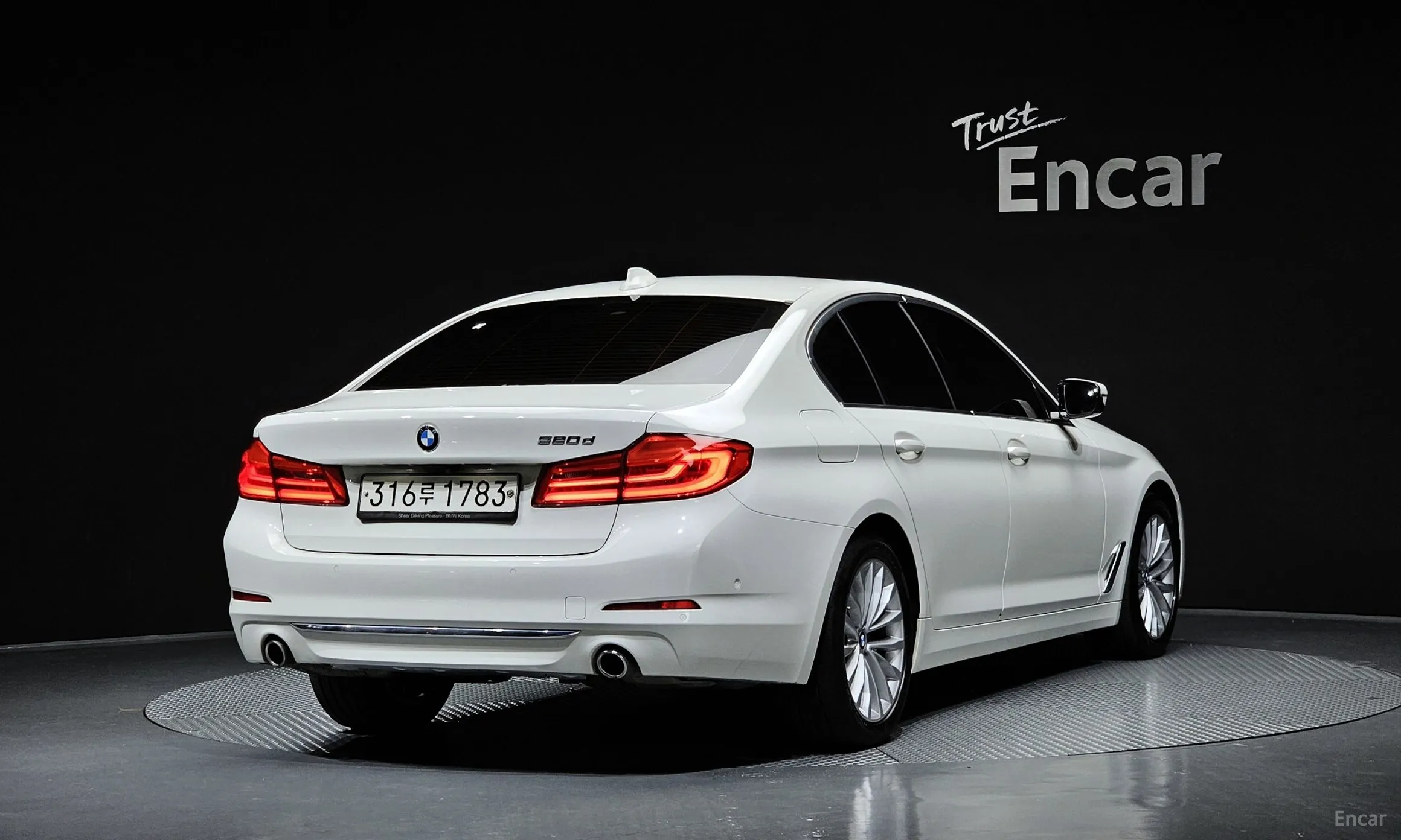 BMW 5 Series (G30) превью 2