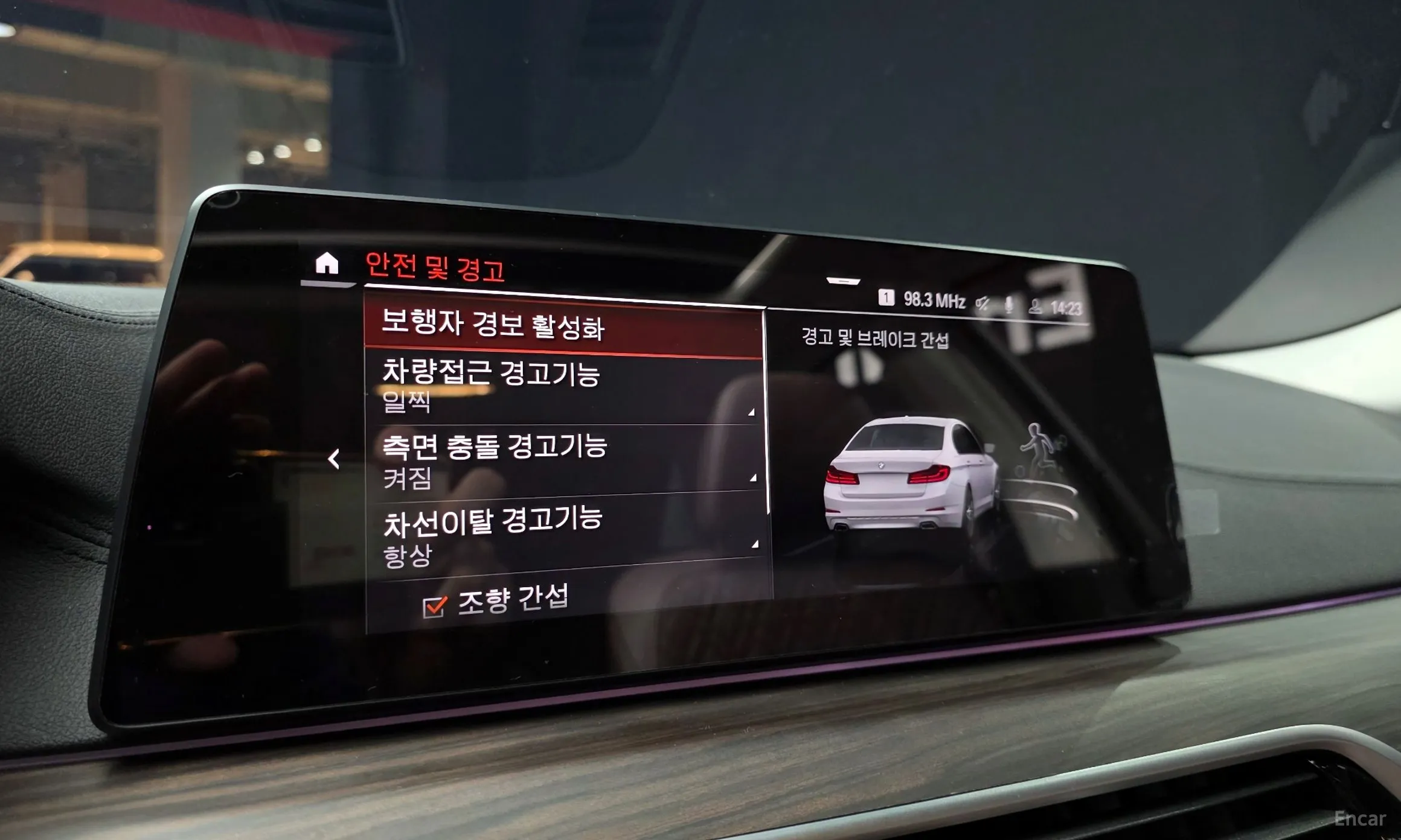 BMW 5 Series (G30) превью 16