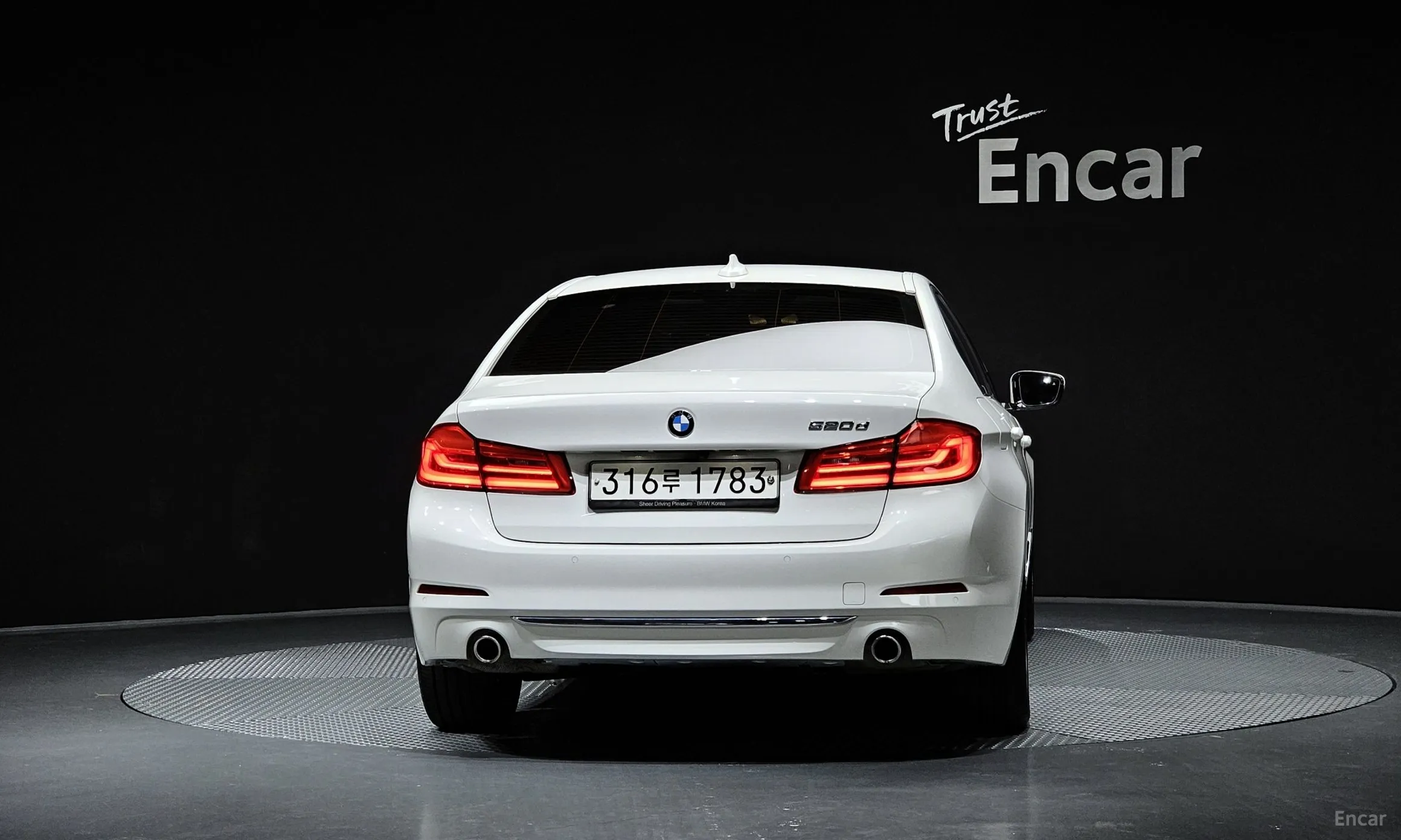 BMW 5 Series (G30) превью 4