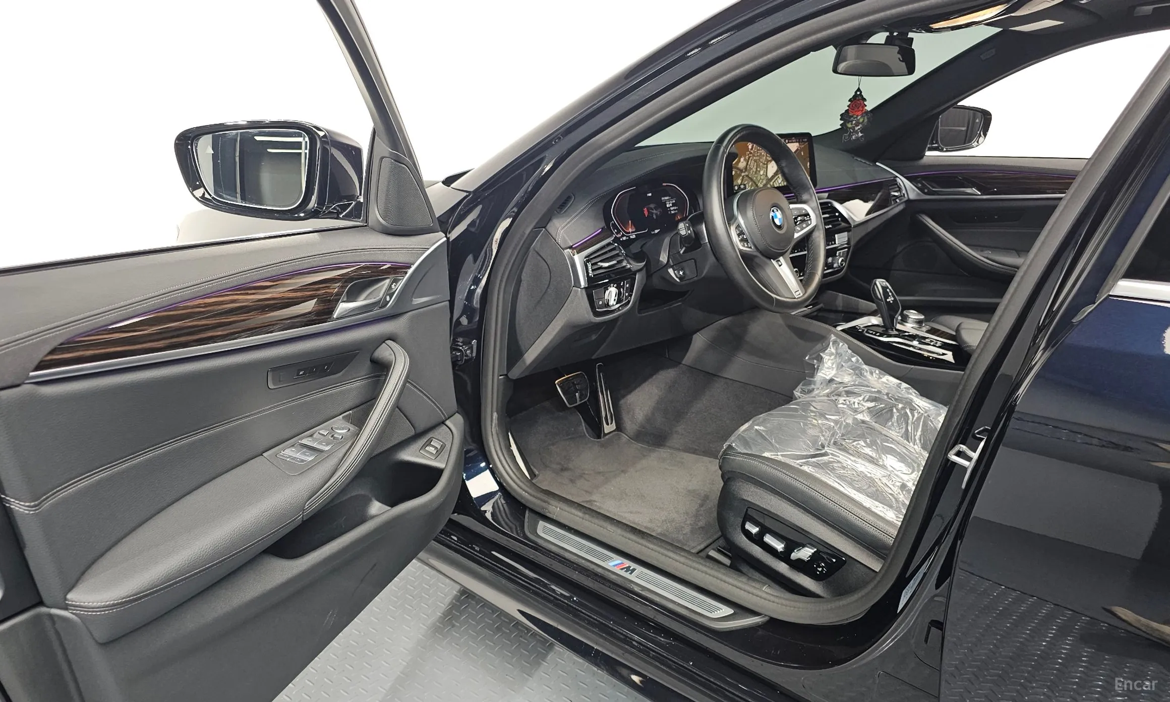 BMW 5 Series (G30) превью 10