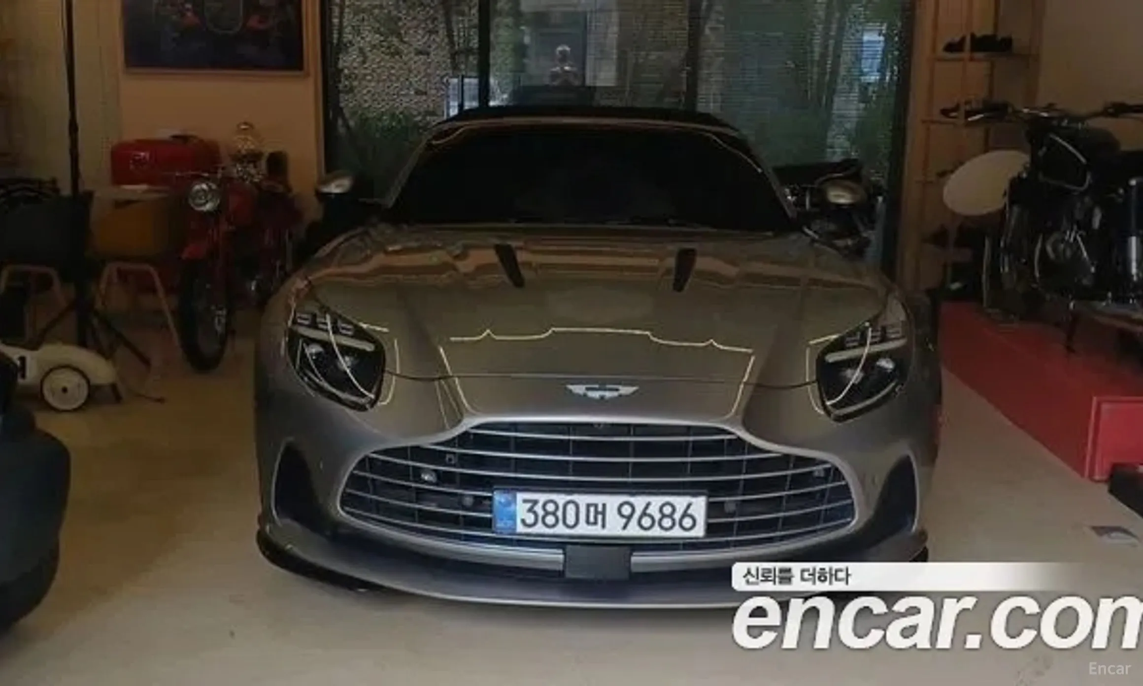 Aston Martin DB12