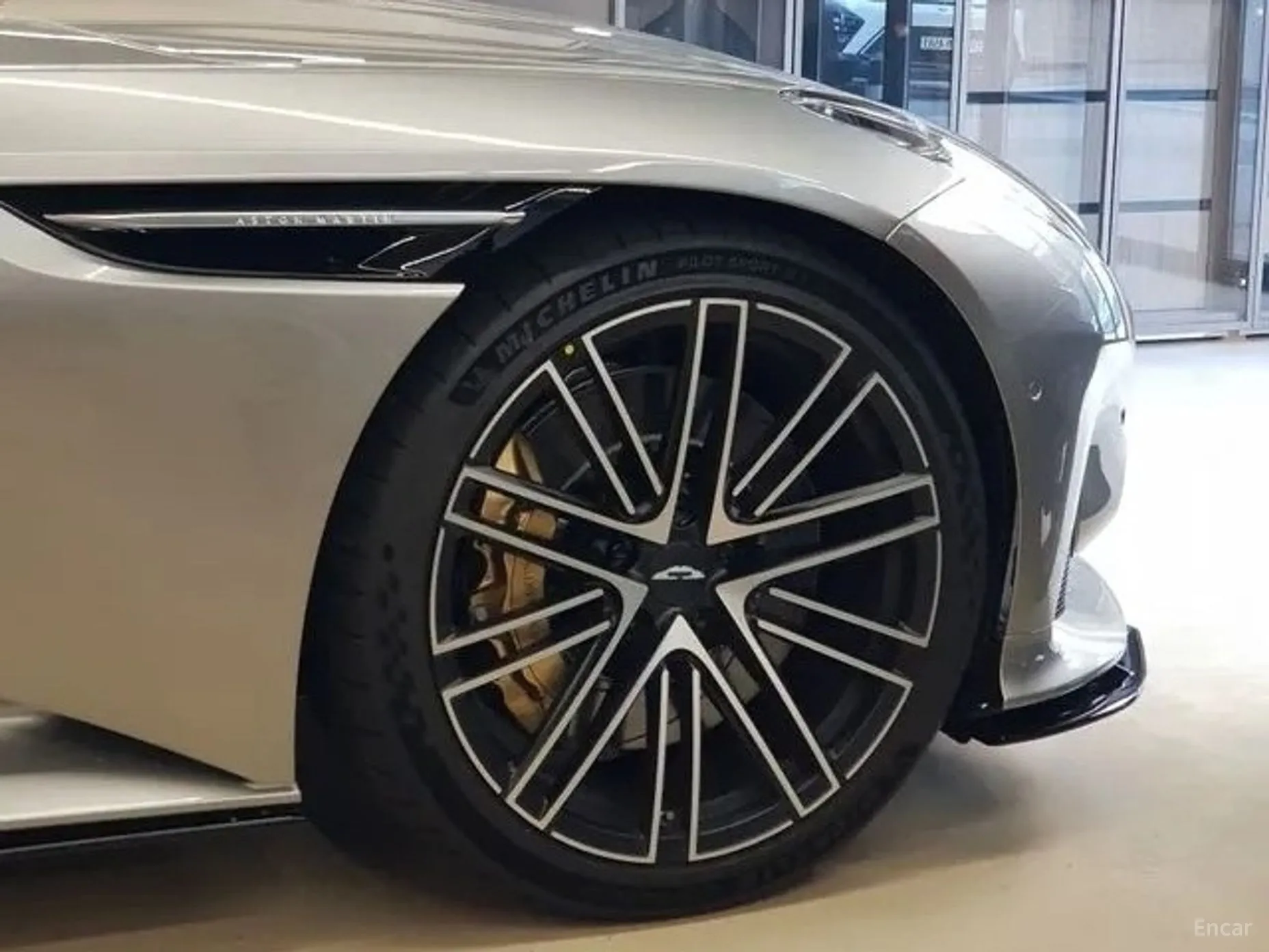 Aston Martin DB12 превью 11