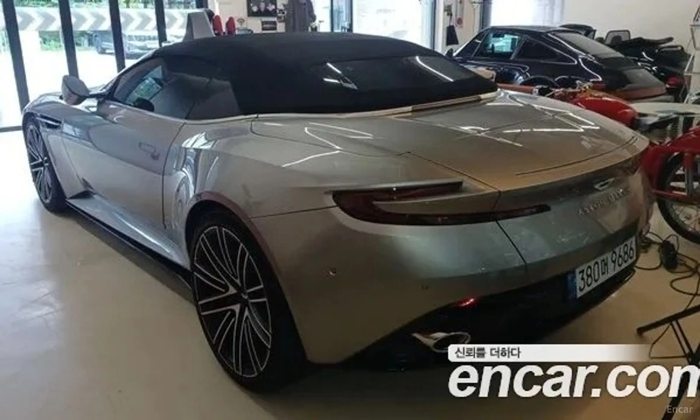 Aston Martin DB12