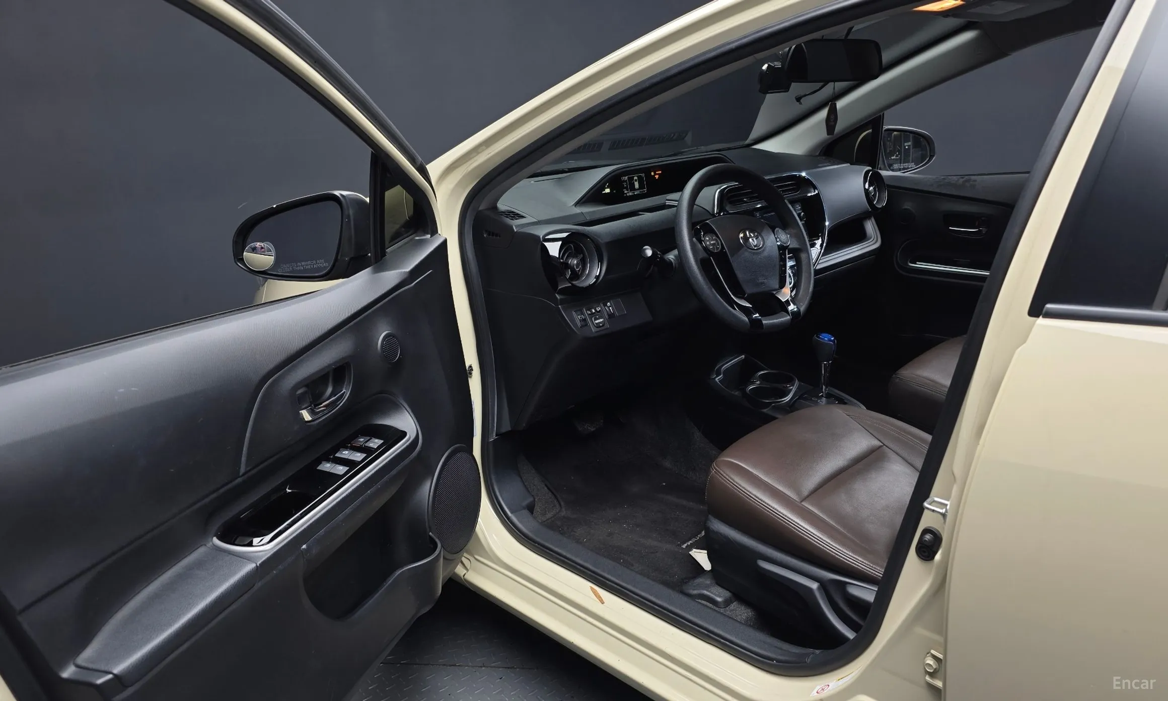 Toyota Prius C превью 10