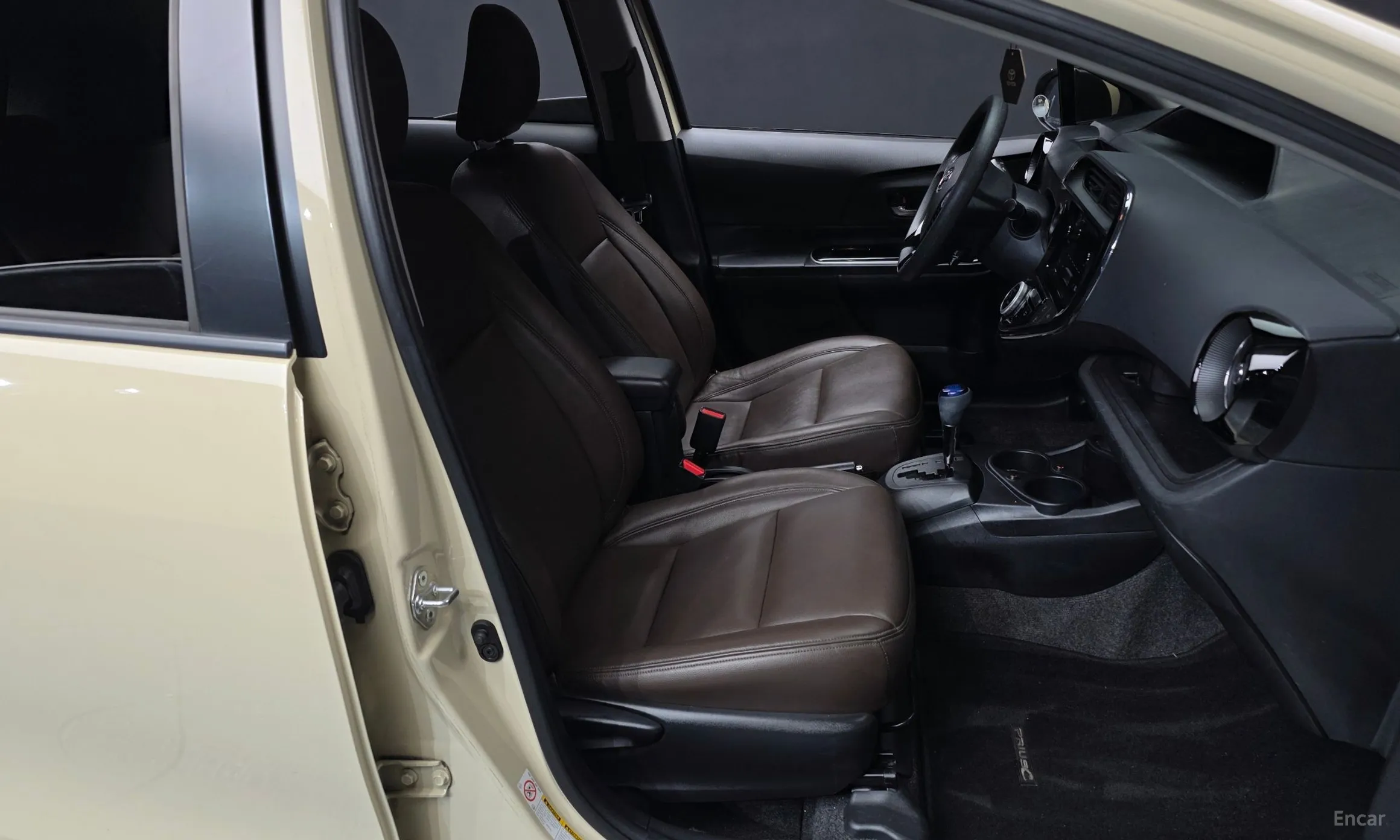 Toyota Prius C превью 11