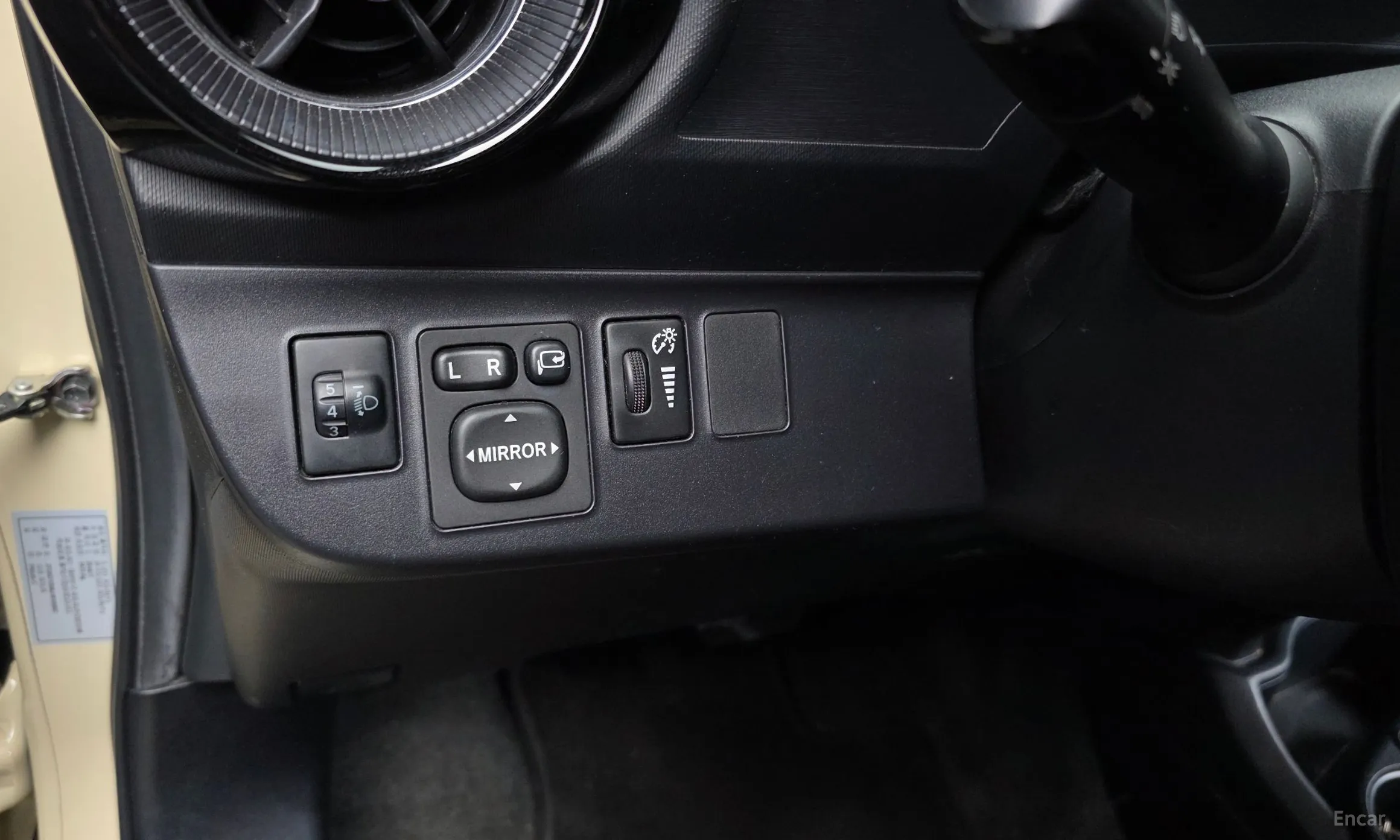 Toyota Prius C превью 17