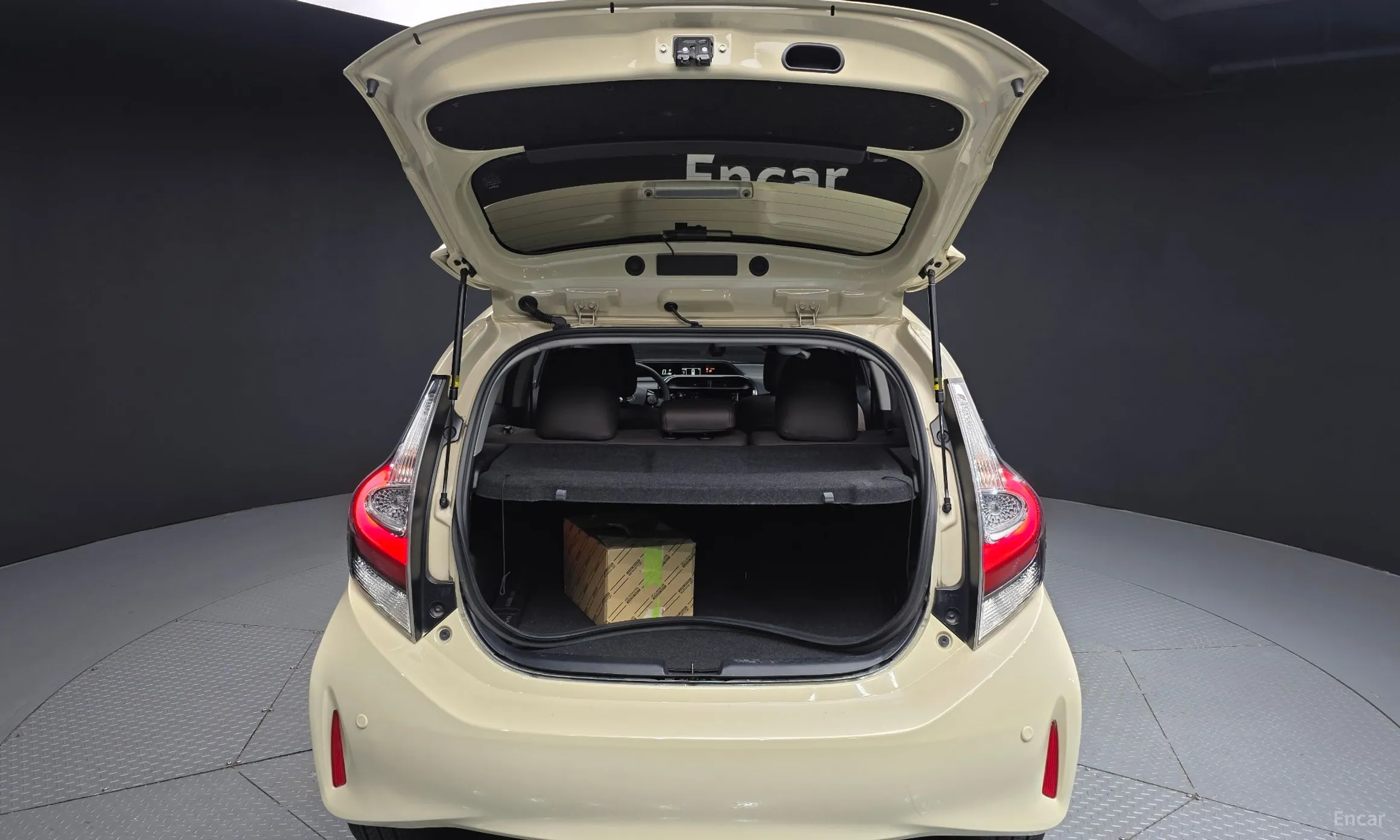 Toyota Prius C превью 20