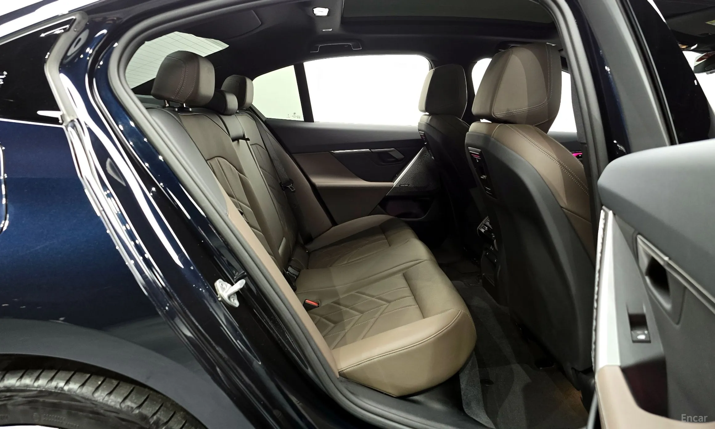 BMW 5 Series (G60) превью 12