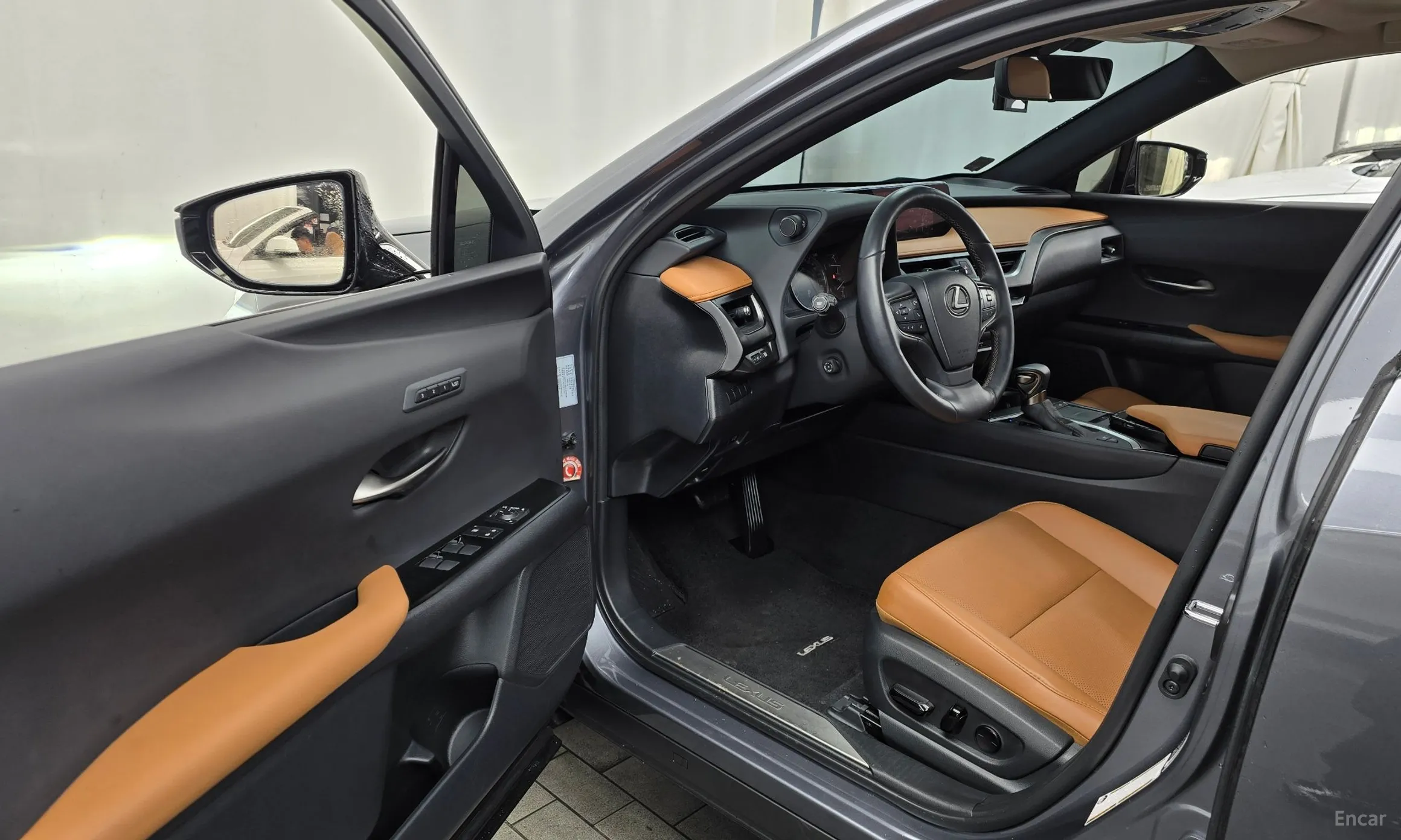 Lexus UX250h превью 10