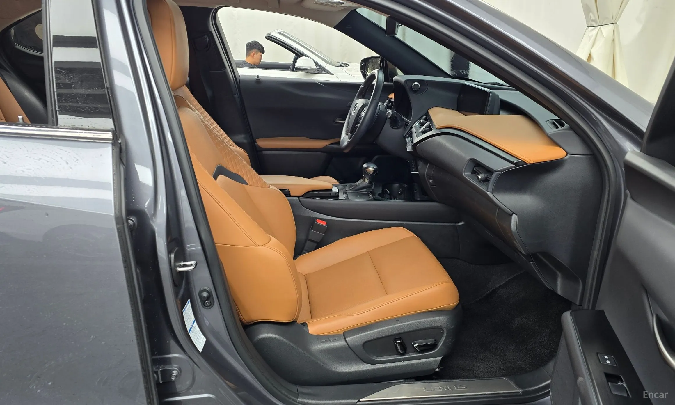 Lexus UX250h превью 11