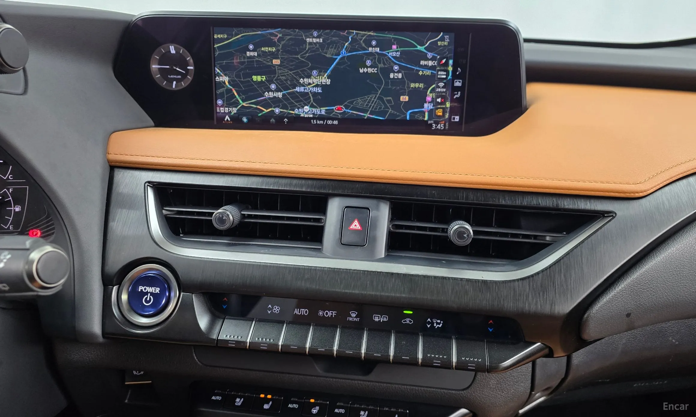 Lexus UX250h превью 14