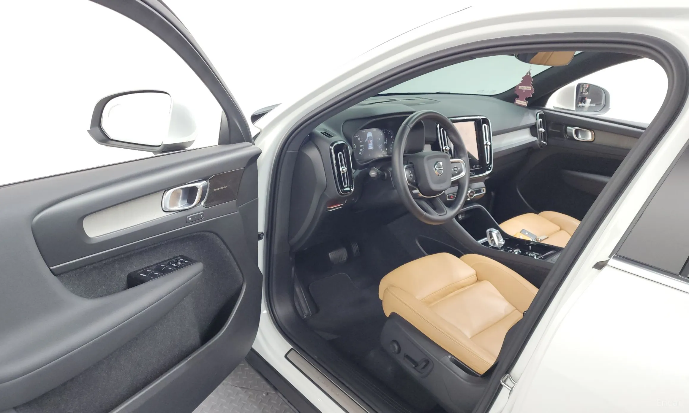 Volvo XC40 превью 10