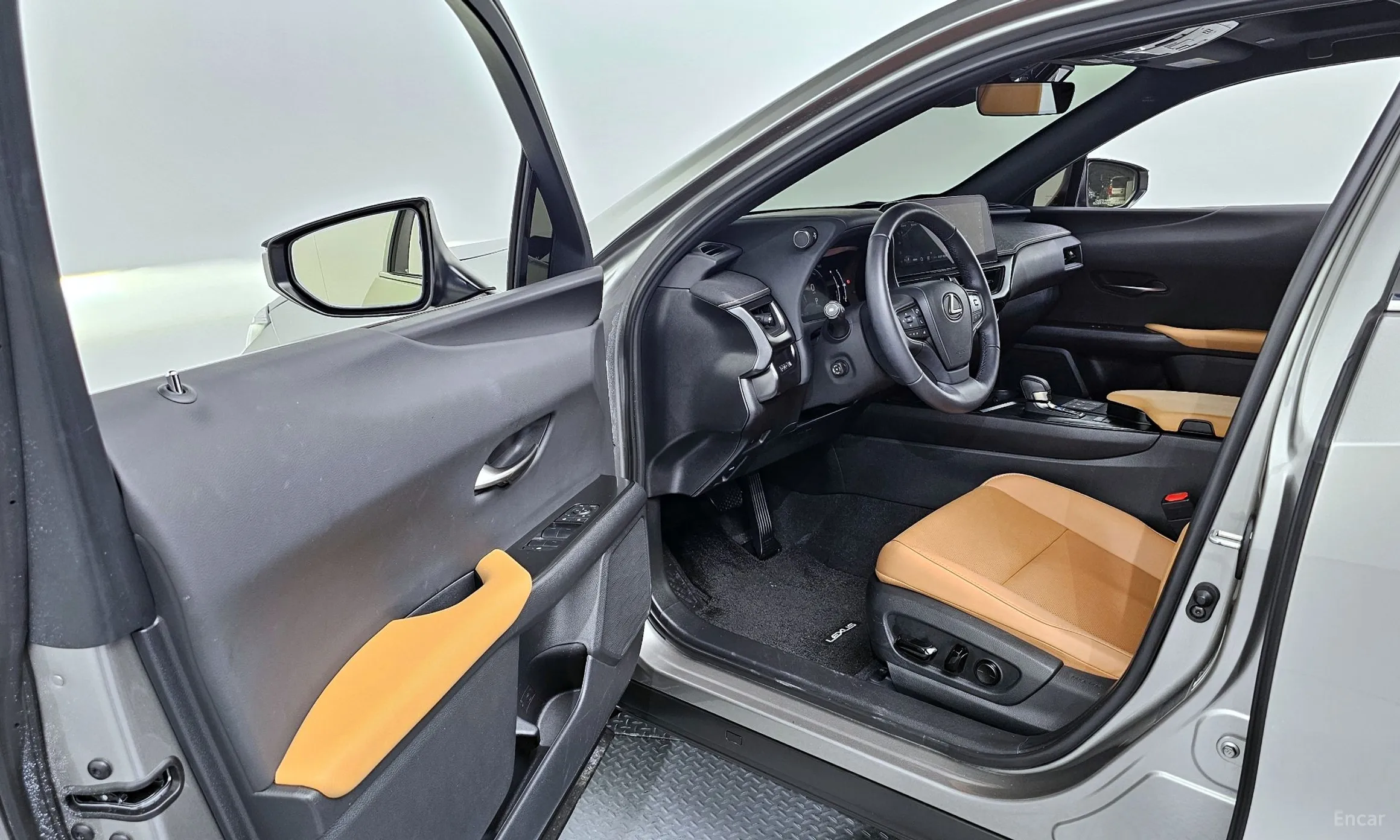 Lexus UX300h превью 10