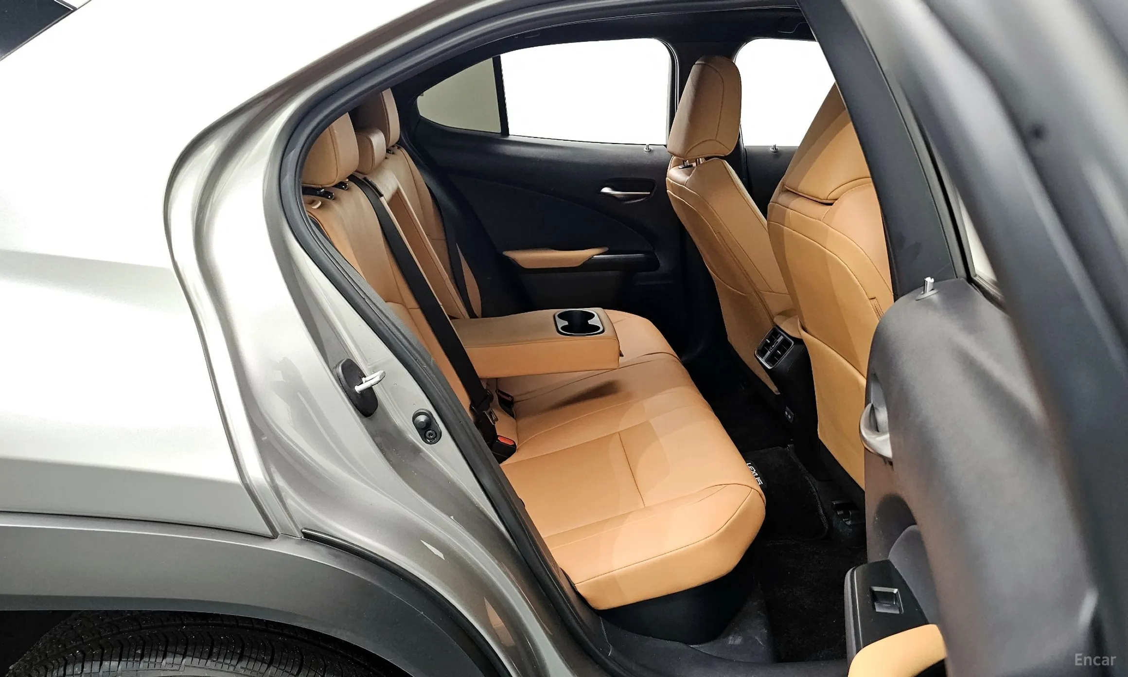 Lexus UX300h превью 11