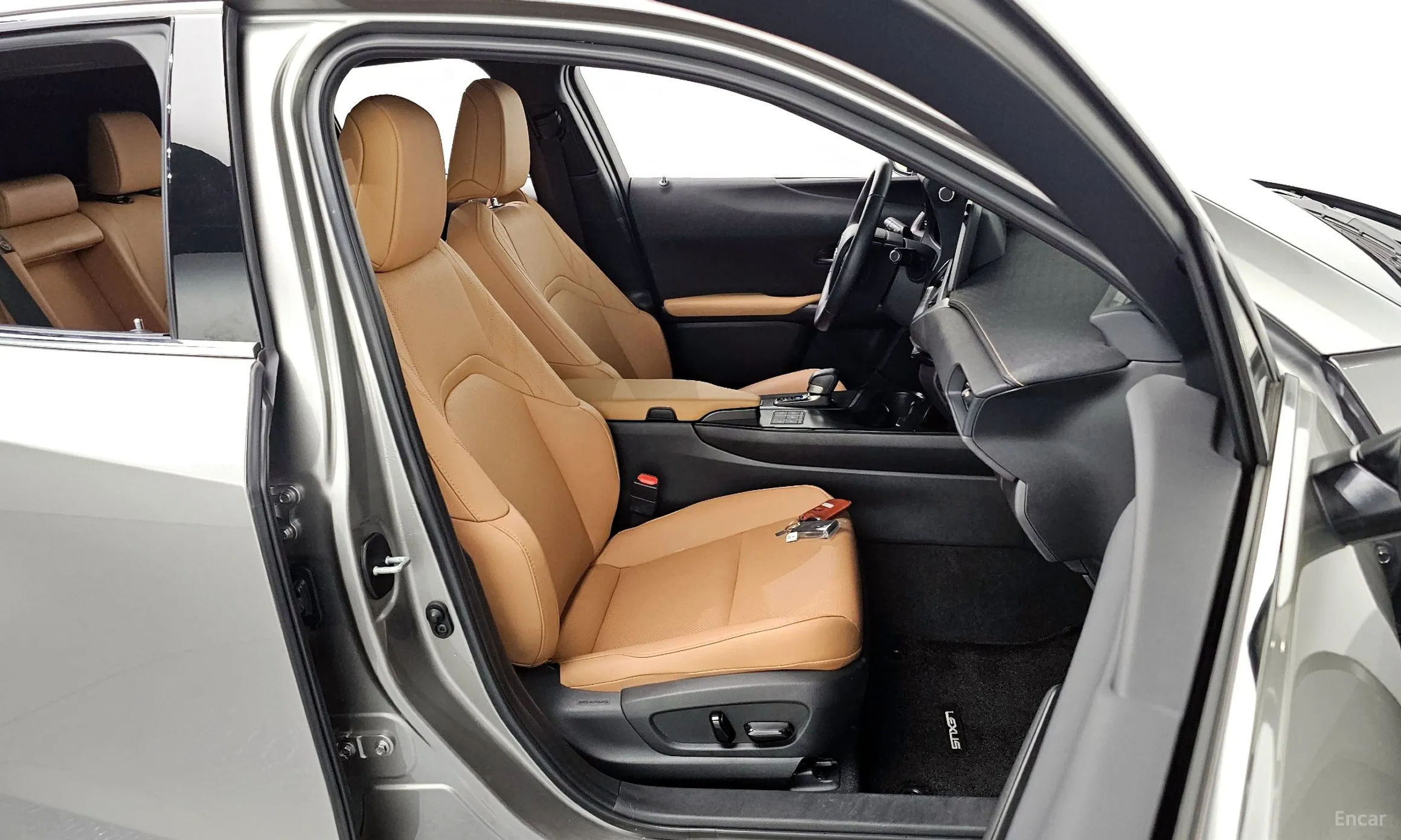 Lexus UX300h превью 12