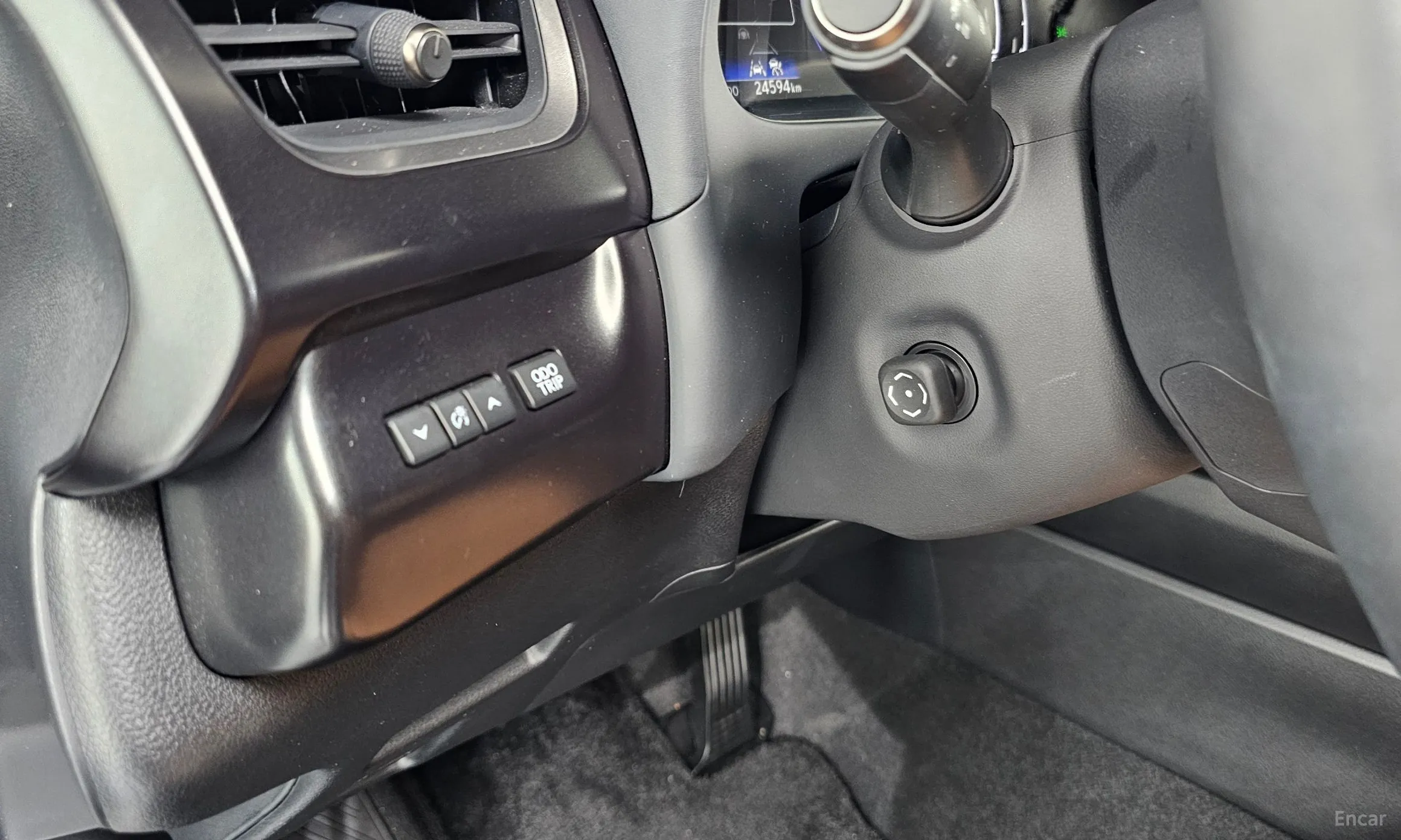 Lexus UX300h превью 14