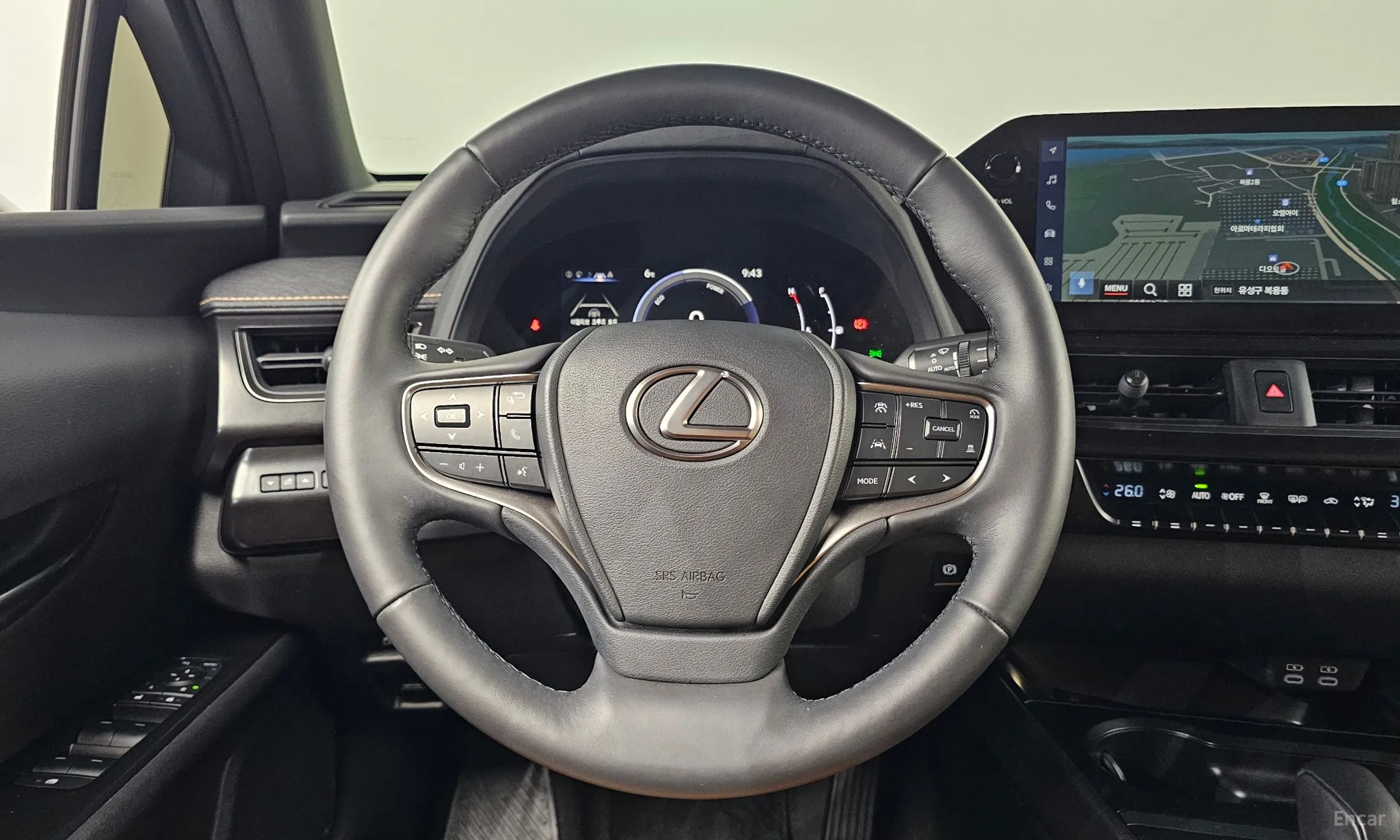 Lexus UX300h превью 15