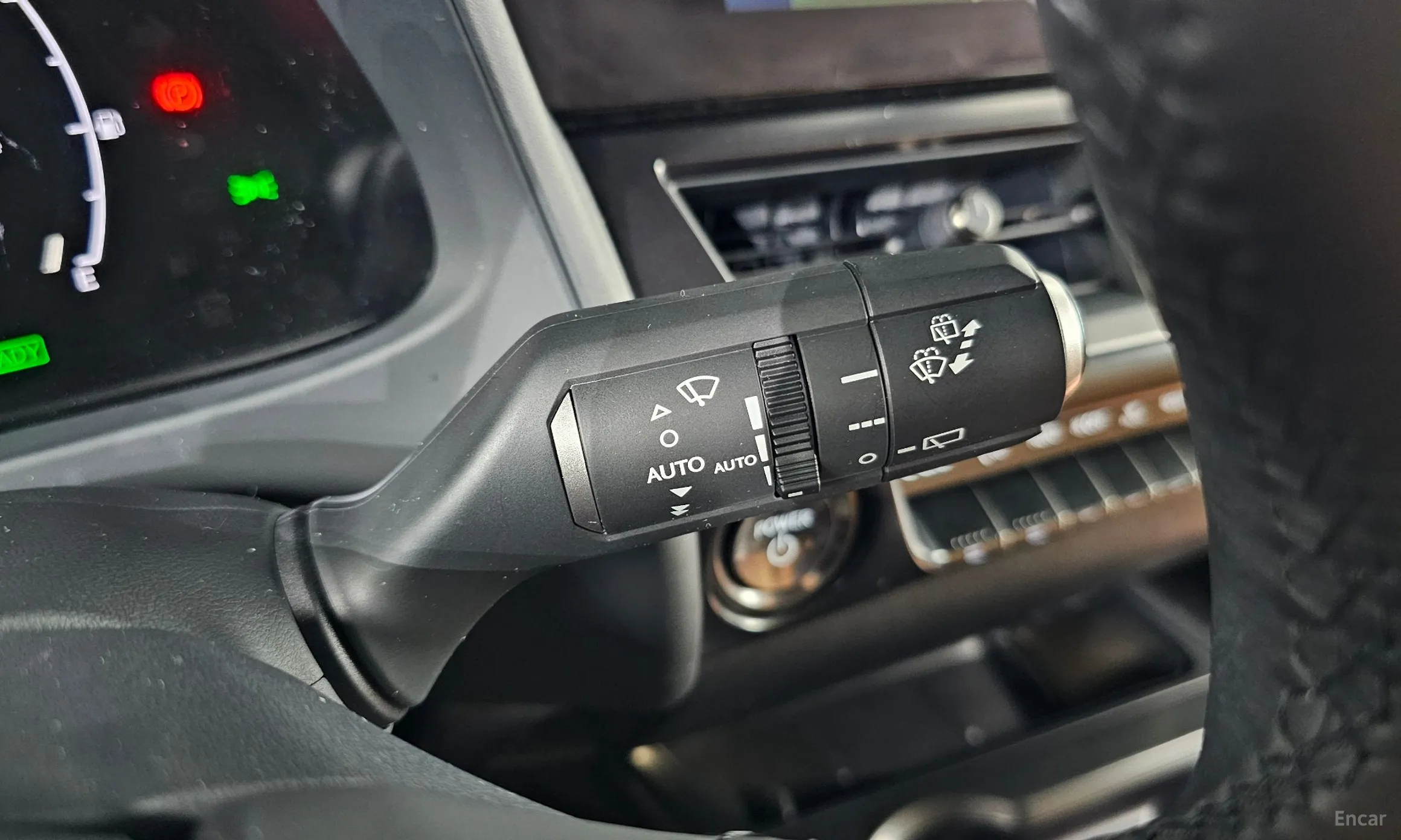 Lexus UX300h превью 16