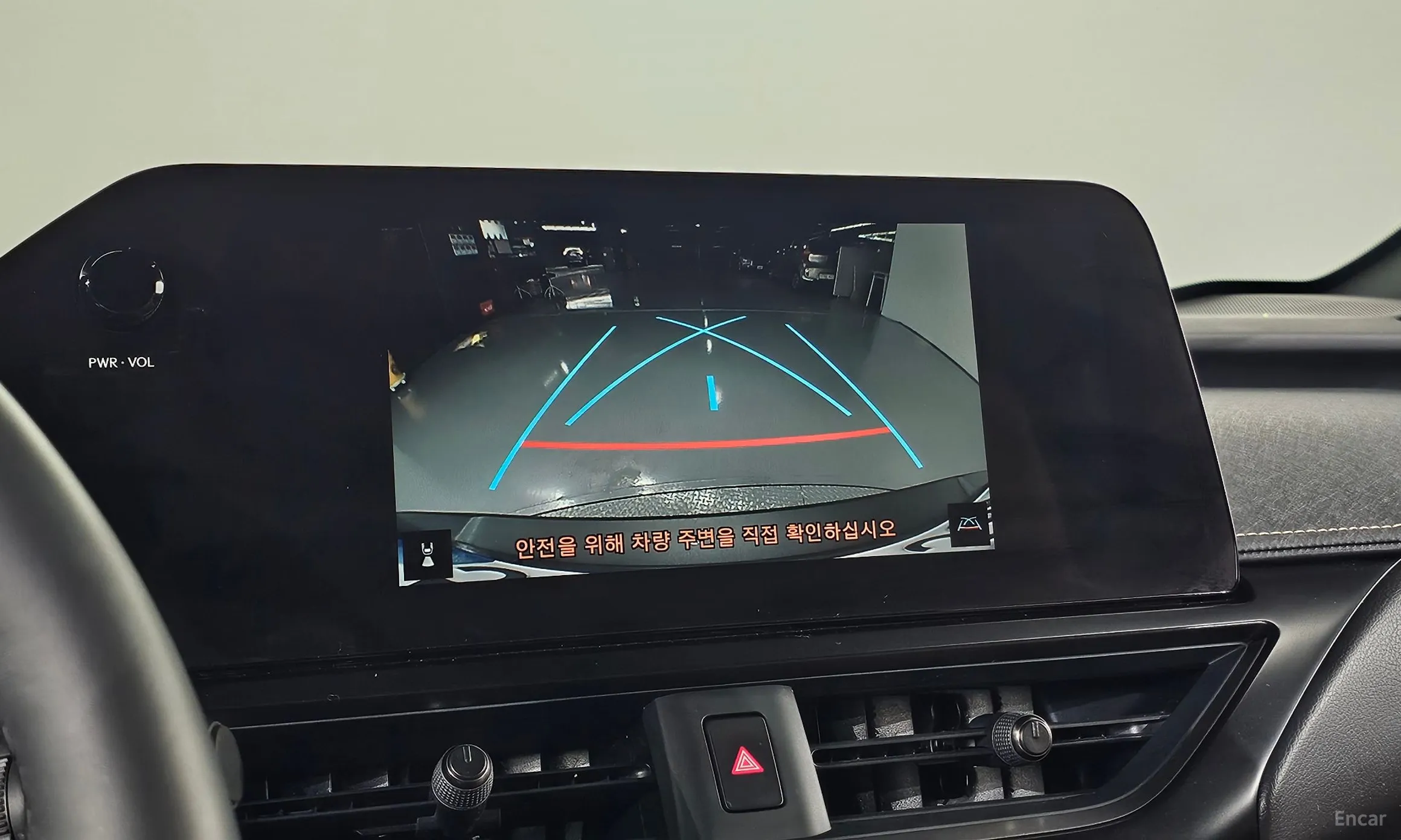 Lexus UX300h превью 18