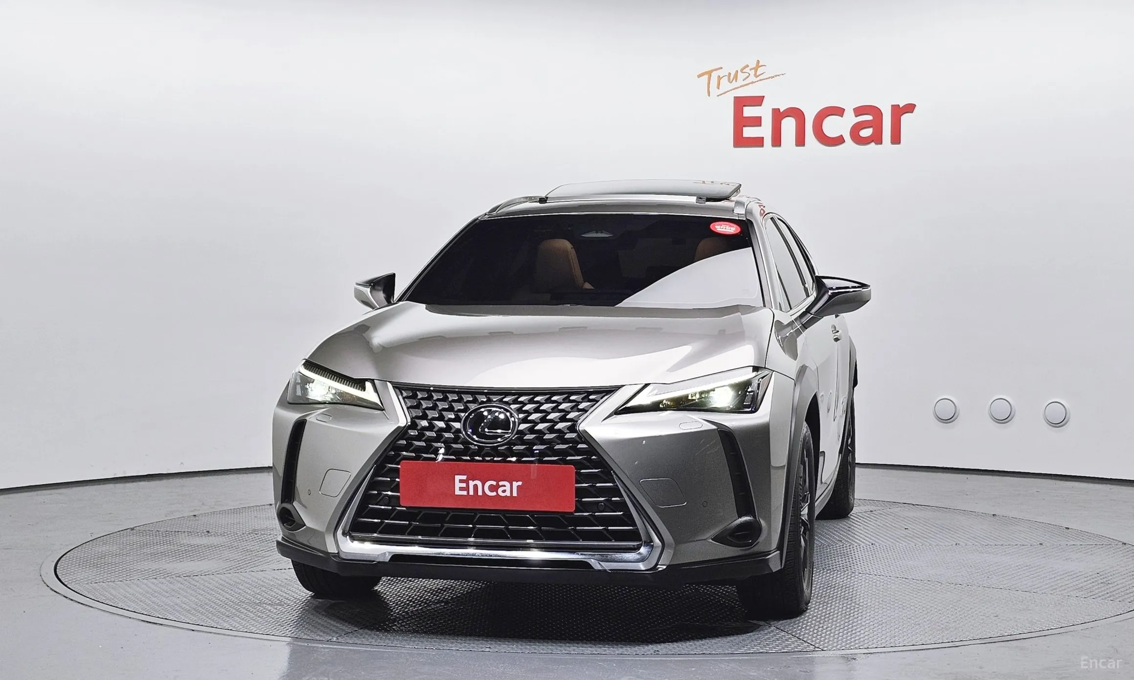 Lexus UX300h превью 3