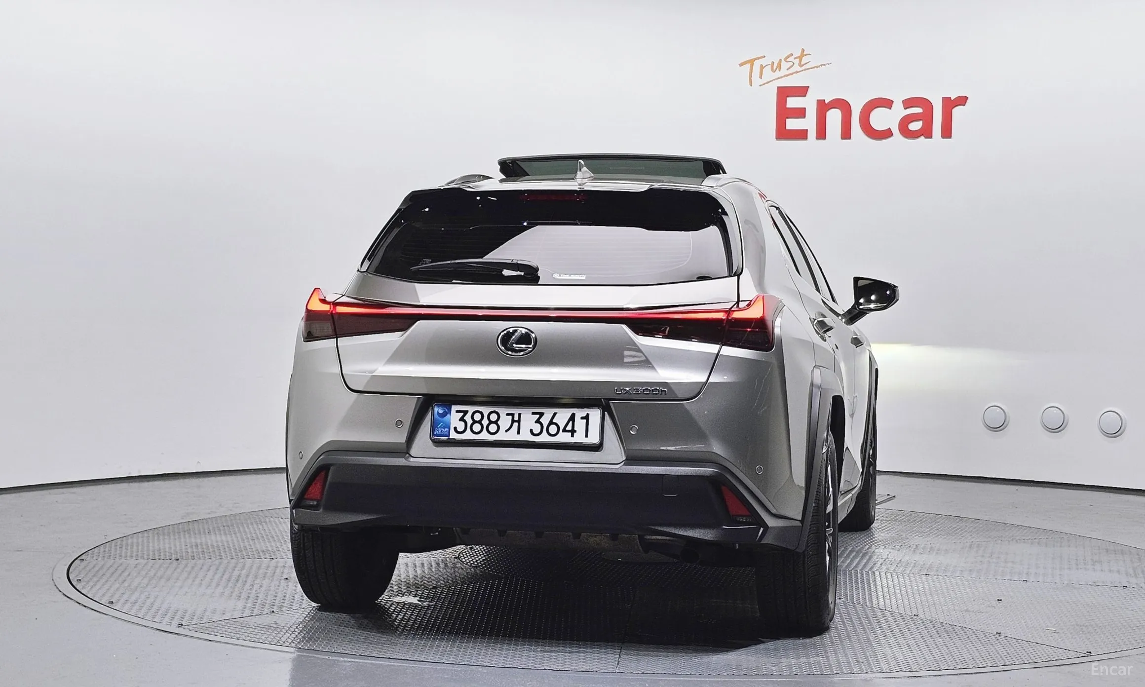 Lexus UX300h превью 4
