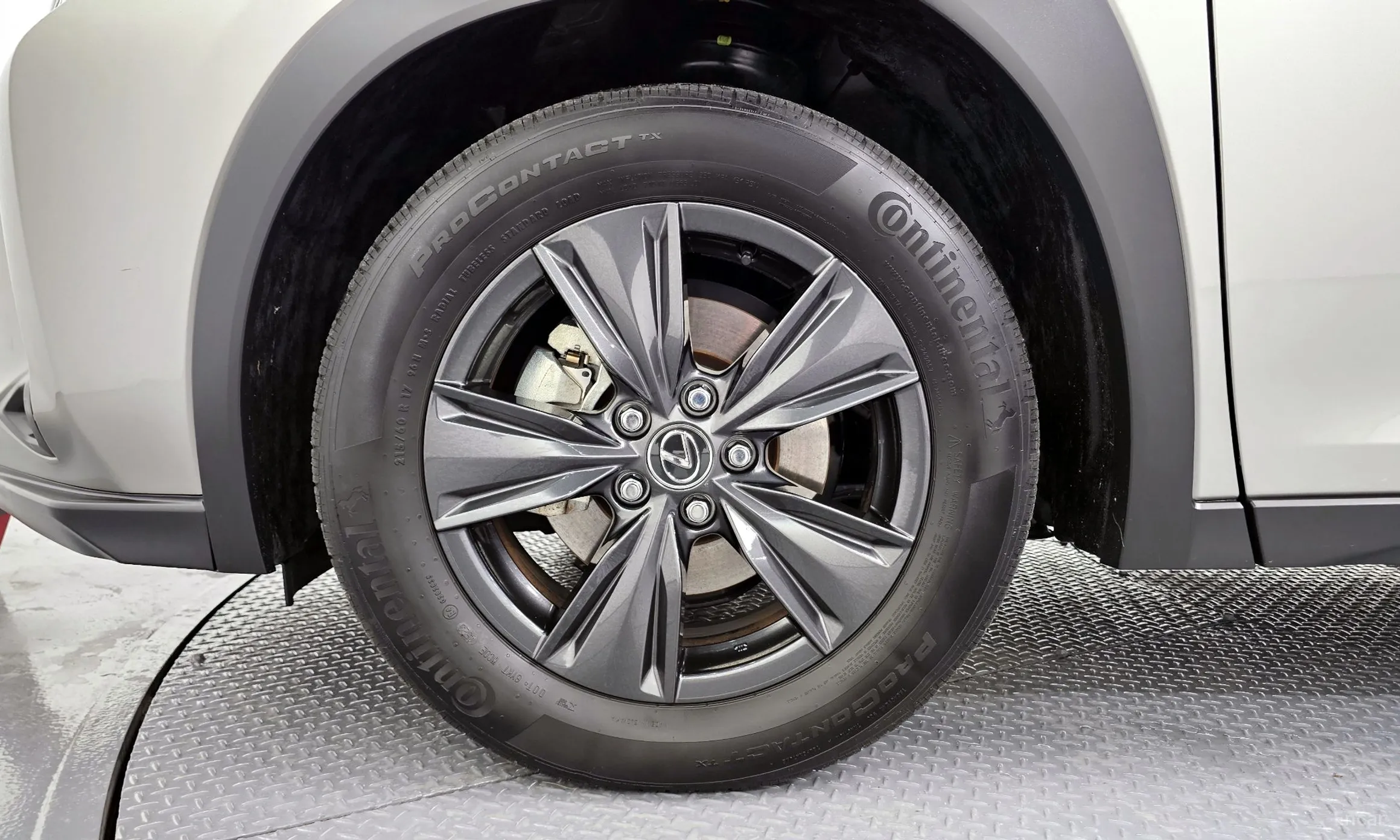 Lexus UX300h превью 5