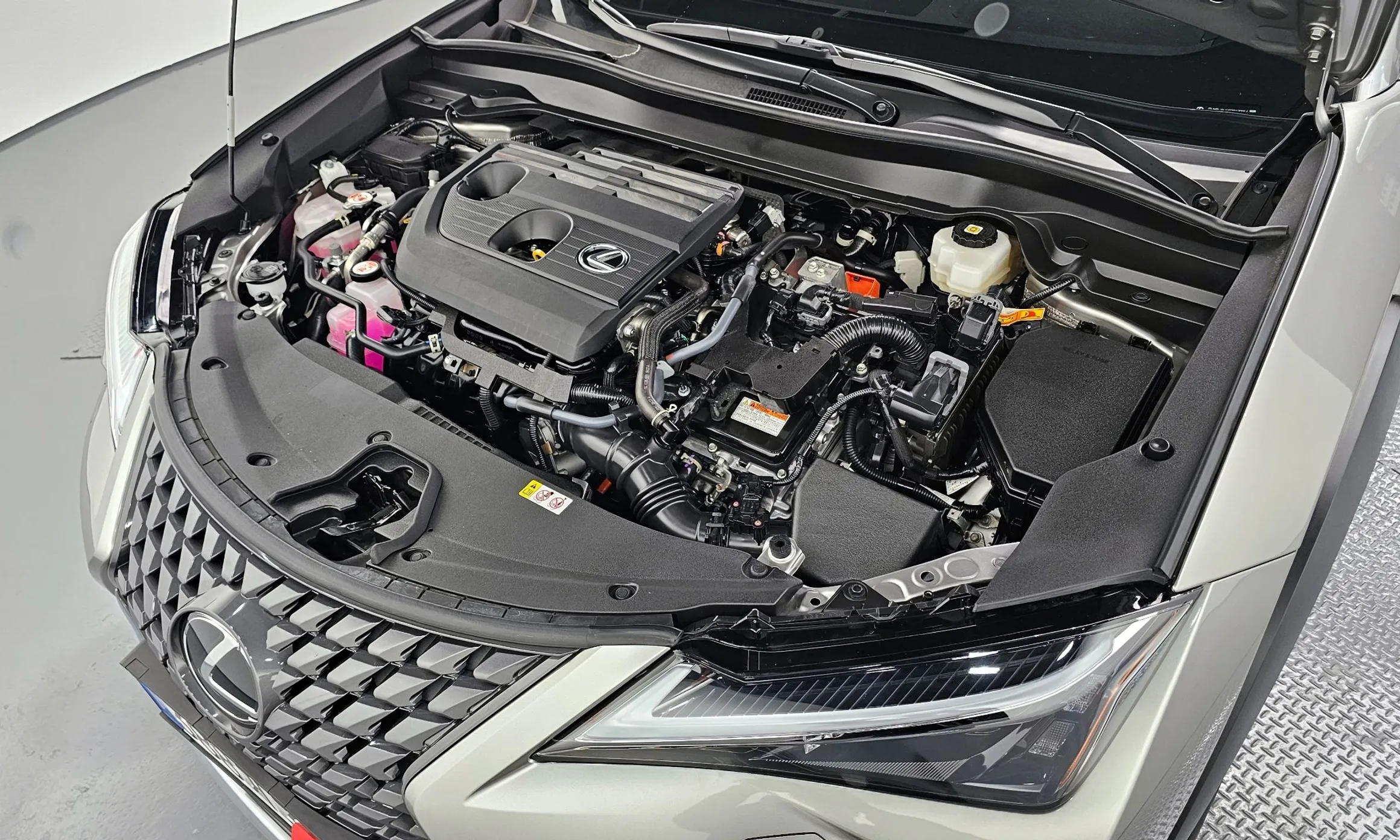 Lexus UX300h превью 6