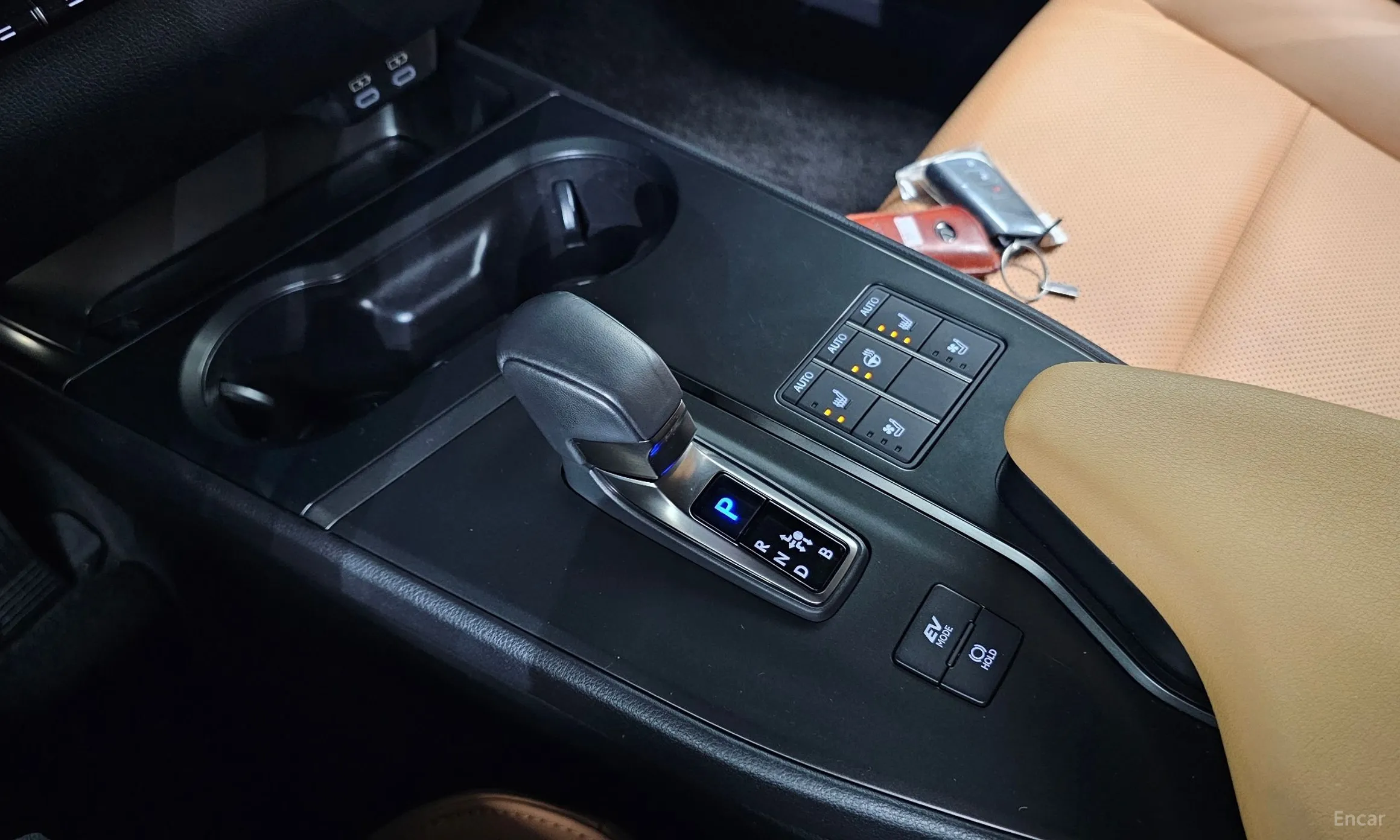 Lexus UX300h превью 9