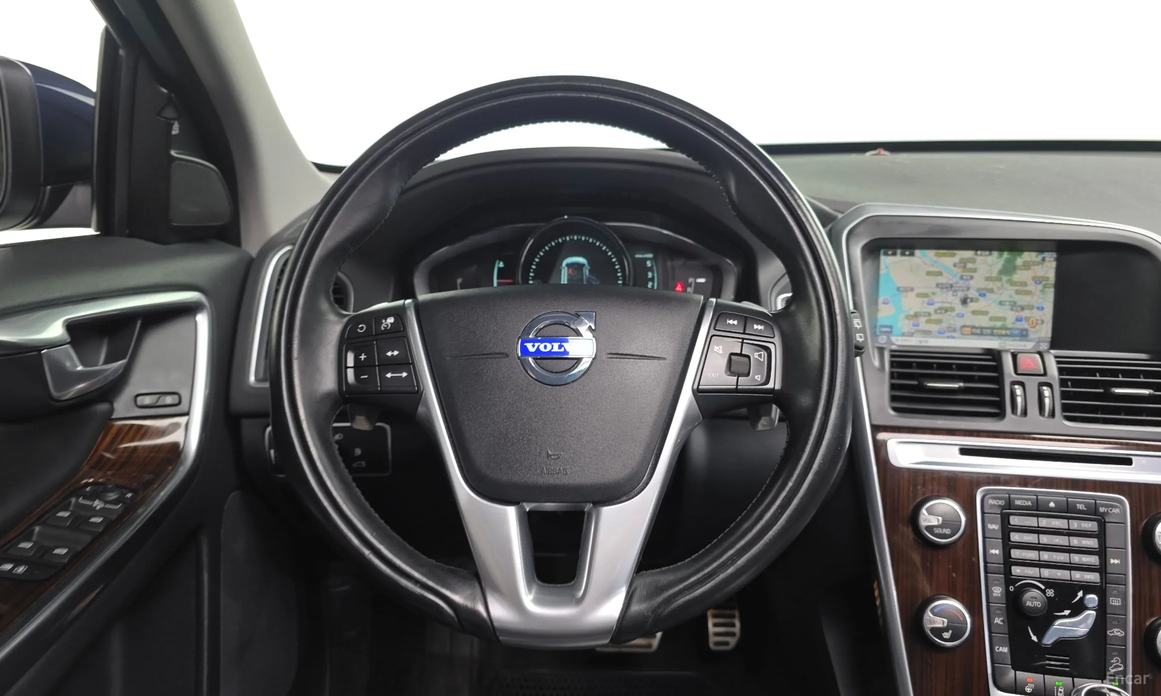 Volvo XC60 превью 13